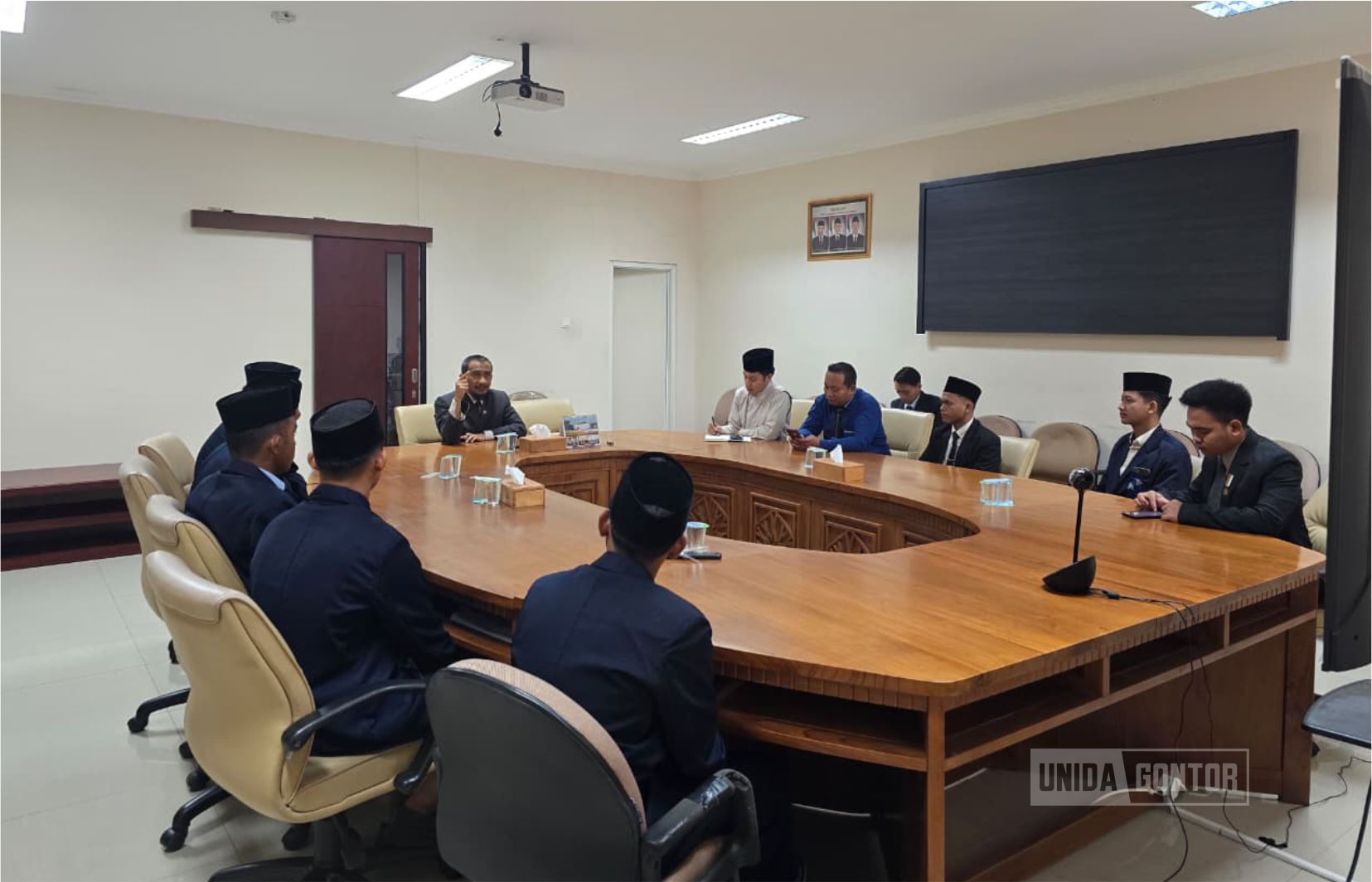Pelepasan delegasi MTQMN Universitas Darussalam Gontor 2025 di Ruang Rapat Rektorat, dihadiri pimpinan kampus dan mahasiswa dengan penuh semangat dan doa.