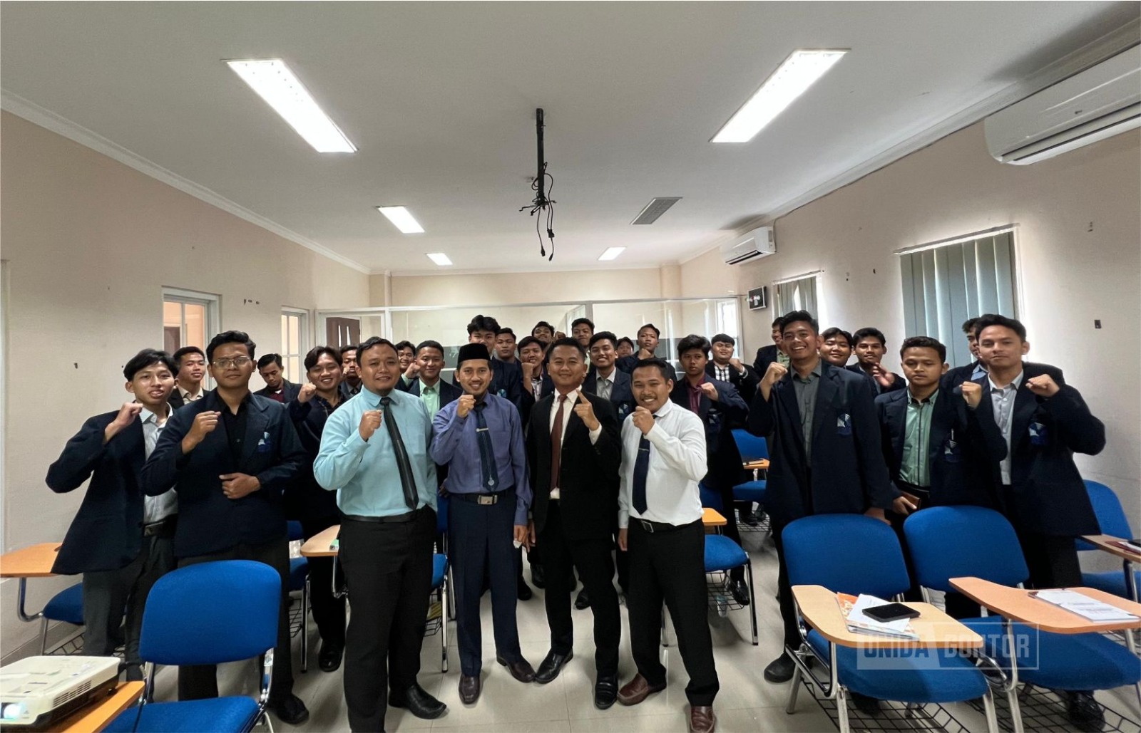 Mahasiswa PBA UNIDA Gontor mengikuti acara pelepasan Studi Pengayaan Lapangan di Microteaching Room bersama dosen pembimbing.