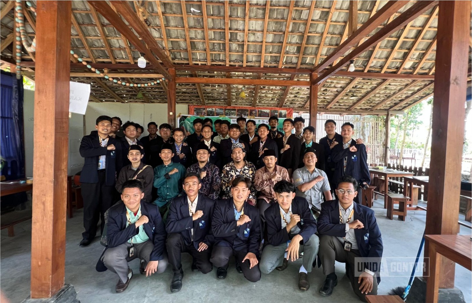 Mahasiswa Program Studi Pendidikan Bahasa Arab UNIDA Gontor membuka kegiatan Studi Pengayaan Lapangan di Yayasan Pesantren Kreatif Baitul Kilmah Yogyakarta bersama dosen pembimbing dan pimpinan yayasan.