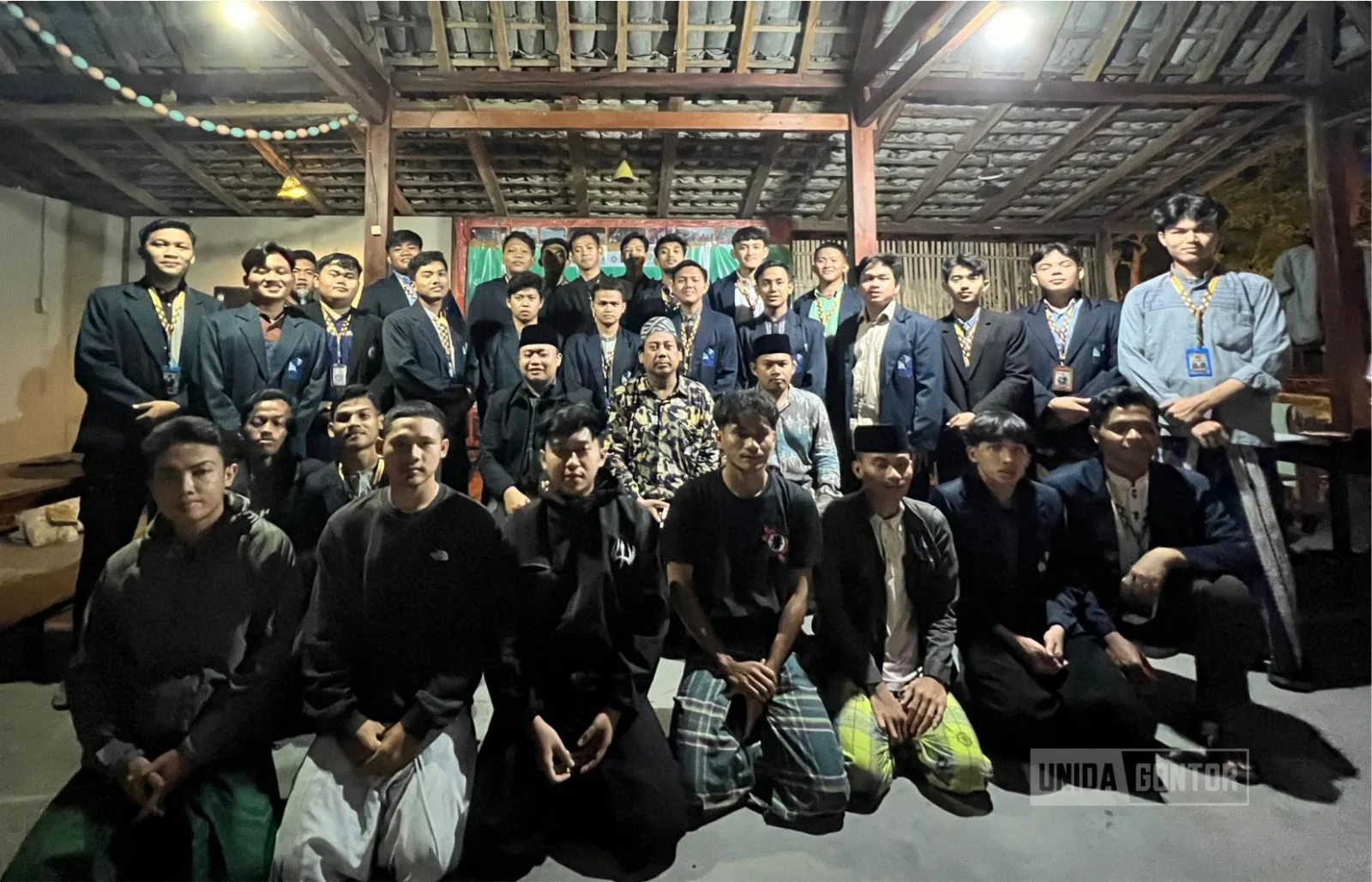 Mahasiswa PBA UNIDA Gontor menutup SPL di Yayasan Pesantren Kreatif Baitul Kilmah; hadir Dr. K.H. Aguk Irawan; ada pesan literasi, penyerahan cendera mata, dan doa bersama.