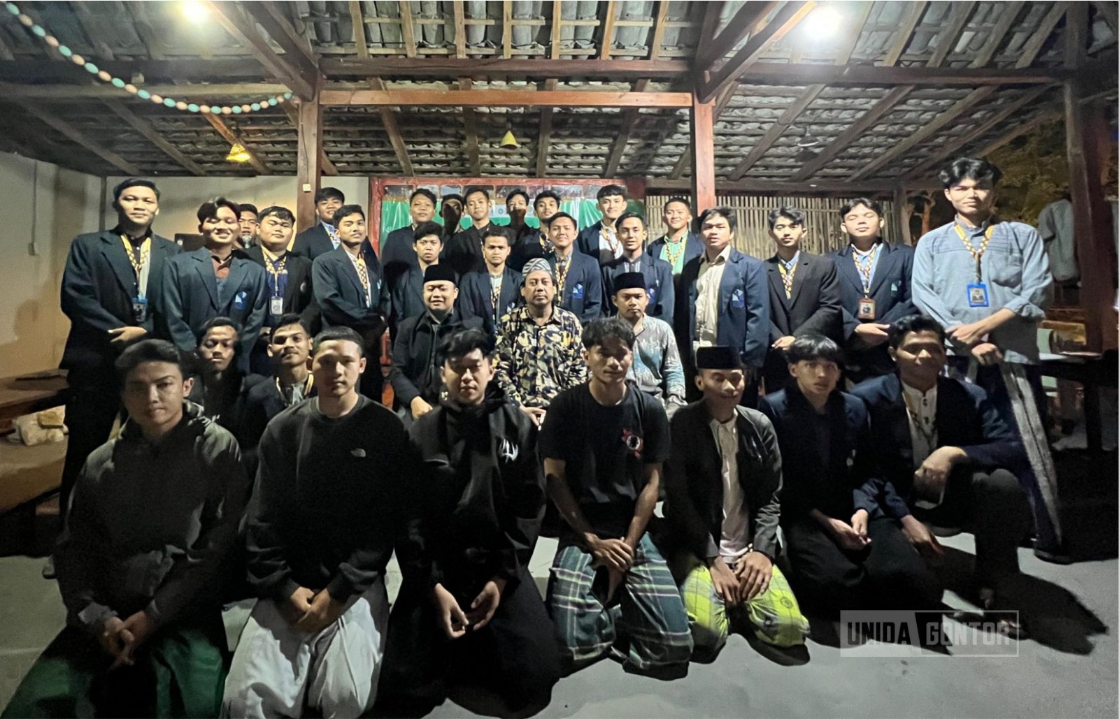 Mahasiswa PBA UNIDA Gontor menutup SPL di Yayasan Pesantren Kreatif Baitul Kilmah; hadir Dr. K.H. Aguk Irawan; ada pesan literasi, penyerahan cendera mata, dan doa bersama.