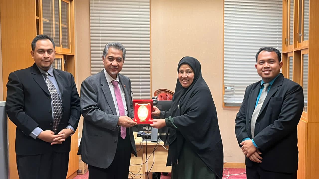 Rektor UNIDA Gontor Prof. Hamid Fahmy Zarkasyi bersilaturahmi dengan pendiri Al-Sanad Islamic School Japan, Yetti Rahmawati, membahas kolaborasi pendidikan Islam dan dukungan bagi siswa muslim minoritas di Jepang.