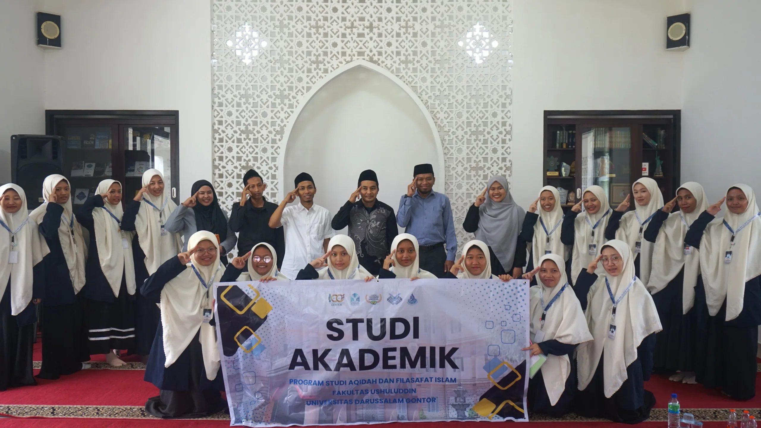 Mahasiswi AFI UNIDA Gontor mengikuti Studi Akademik bertema logical fallacy di Pesantren Luhur Baitul Hikmah, Kepanjen—diskusi mantiq dipandu dosen pendamping.
