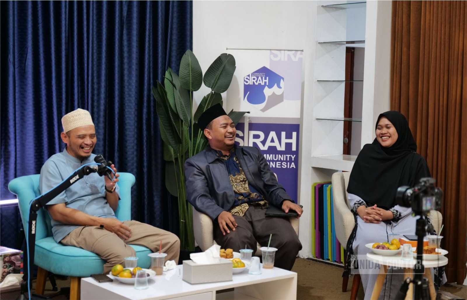 Mahasiswi AFI UNIDA Gontor mengikuti diskusi SPL di Sirah Community Indonesia, Depok; Ust. Asep Sobari menjelaskan pentingnya memahami Al-Qur’an melalui sirah nabawiyah.