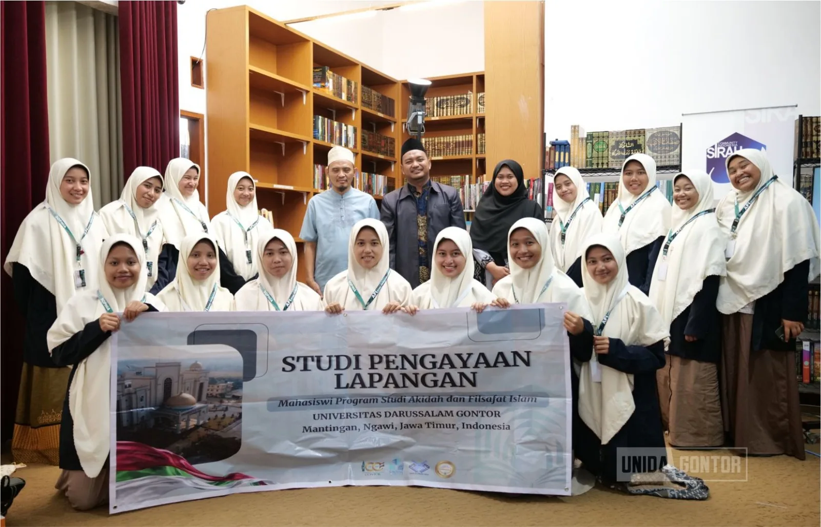 Mahasiswi AFI UNIDA Gontor mengikuti diskusi SPL di Sirah Community Indonesia, Depok; Ust. Asep Sobari menjelaskan pentingnya memahami Al-Qur’an melalui sirah nabawiyah.