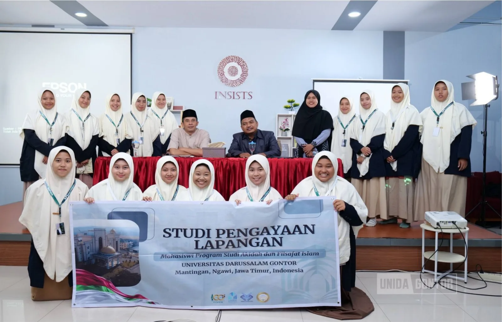 Mahasiswi AFI UNIDA Gontor mengikuti SPL di INSISTS Jakarta, menyimak paparan Dr. Henri Shalahuddin tentang pemikiran Islam, nalar kritis, dan adab.