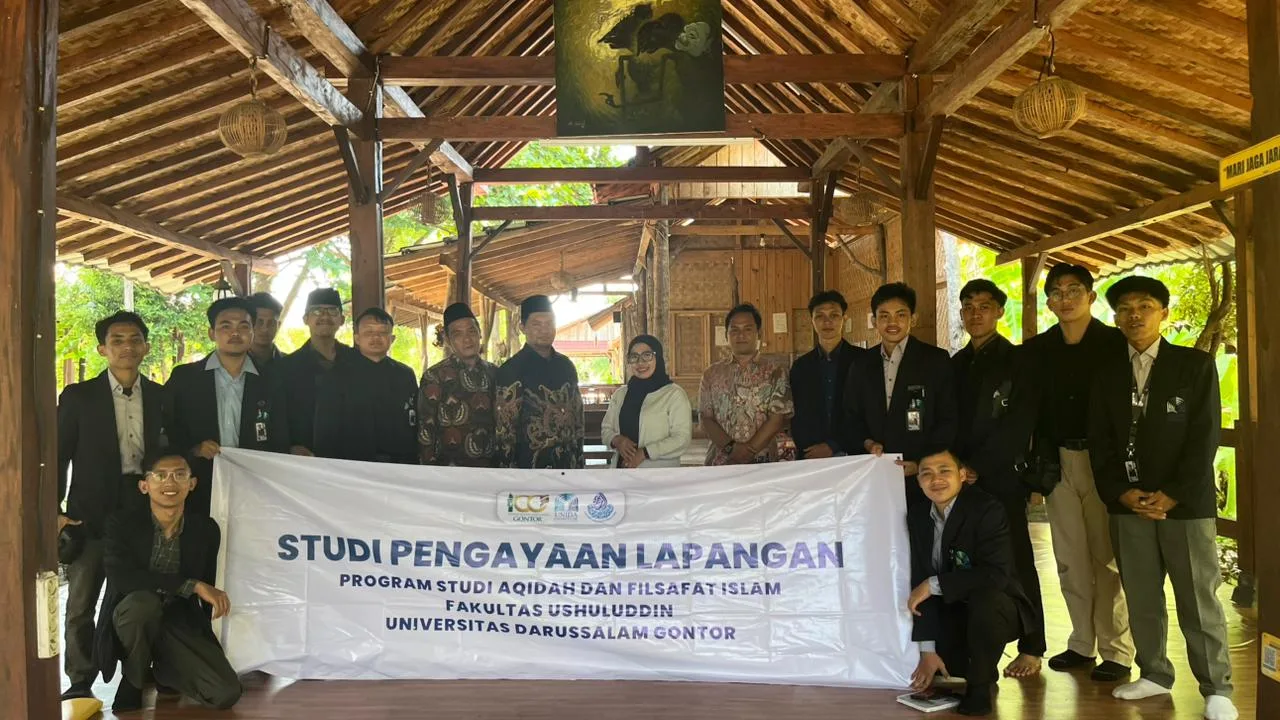 Mahasiswa Prodi Aqidah dan Filsafat Islam UNIDA Gontor mengikuti Studi Pengayaan Lapangan di Yogyakarta—kunjungan ke Diva Press, Pondok Tetirah Dzikir, dan Pusat Tarjih Muhammadiyah—dibimbing dua dosen.
