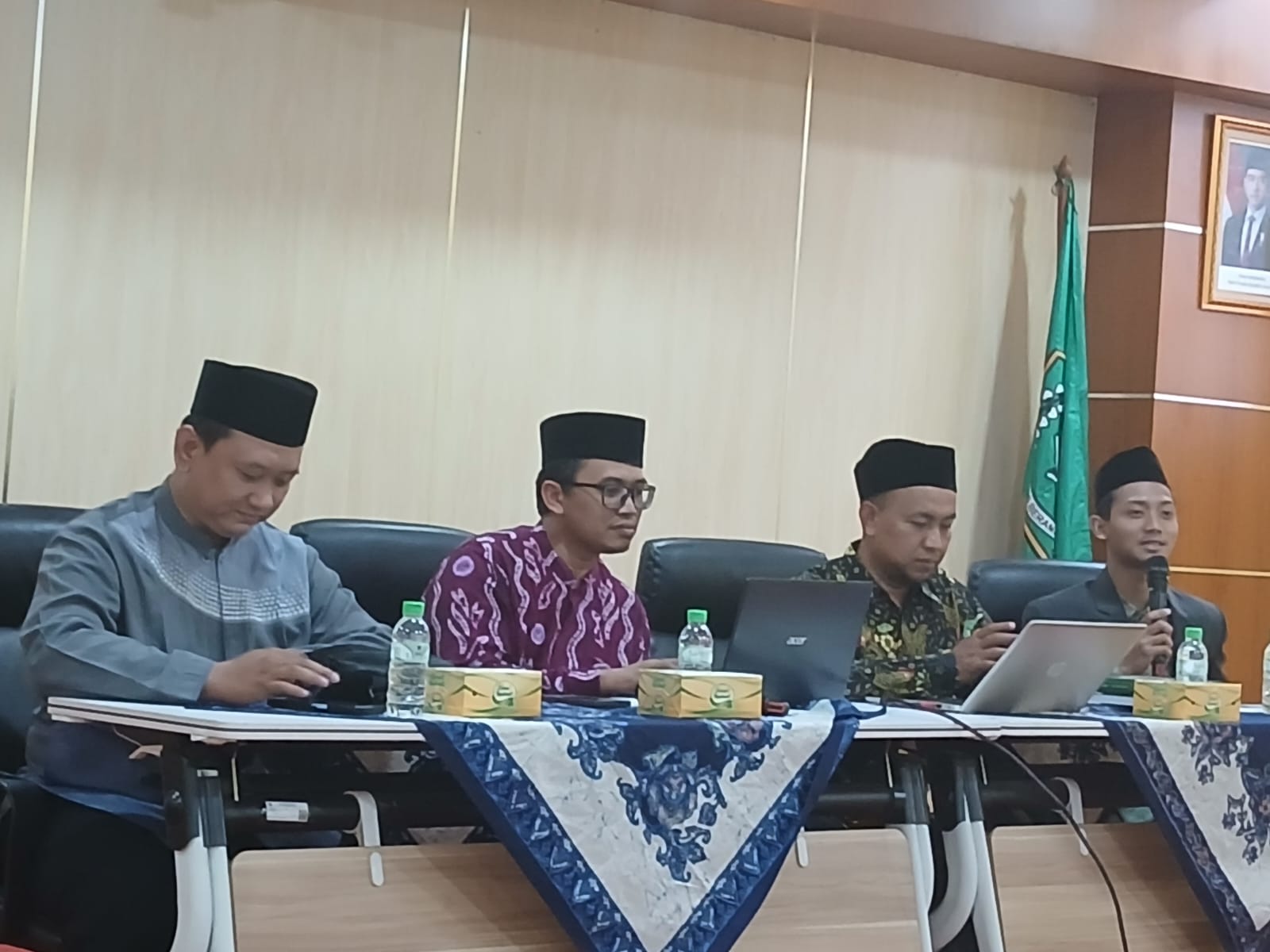 Mahasiswi IQT UNIDA Gontor mengikuti bedah Ilmu Rasm dan pentashihan mushaf di LPMQ TMII Jakarta bersama Al-Ustadz Bagus Purnomo, M.A., dan Al-c Dr. Zainal Arifin Madzkur, M.A.