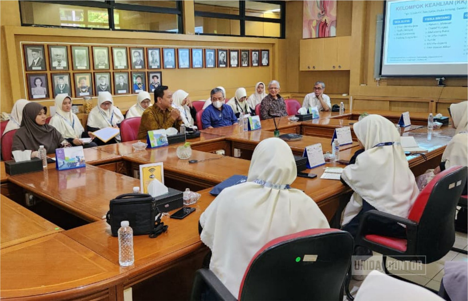 Mahasiswi IQT UNIDA Gontor mengikuti bedah Ilmu Rasm dan pentashihan mushaf di LPMQ TMII Jakarta bersama Al-Ustadz Bagus Purnomo, M.A., dan Al-c Dr. Zainal Arifin Madzkur, M.A.