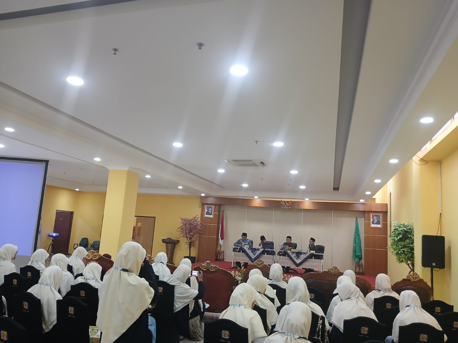Mahasiswi IQT UNIDA Gontor mengikuti bedah Ilmu Rasm dan pentashihan mushaf di LPMQ TMII Jakarta bersama Al-Ustadz Bagus Purnomo, M.A., dan Al-c Dr. Zainal Arifin Madzkur, M.A.