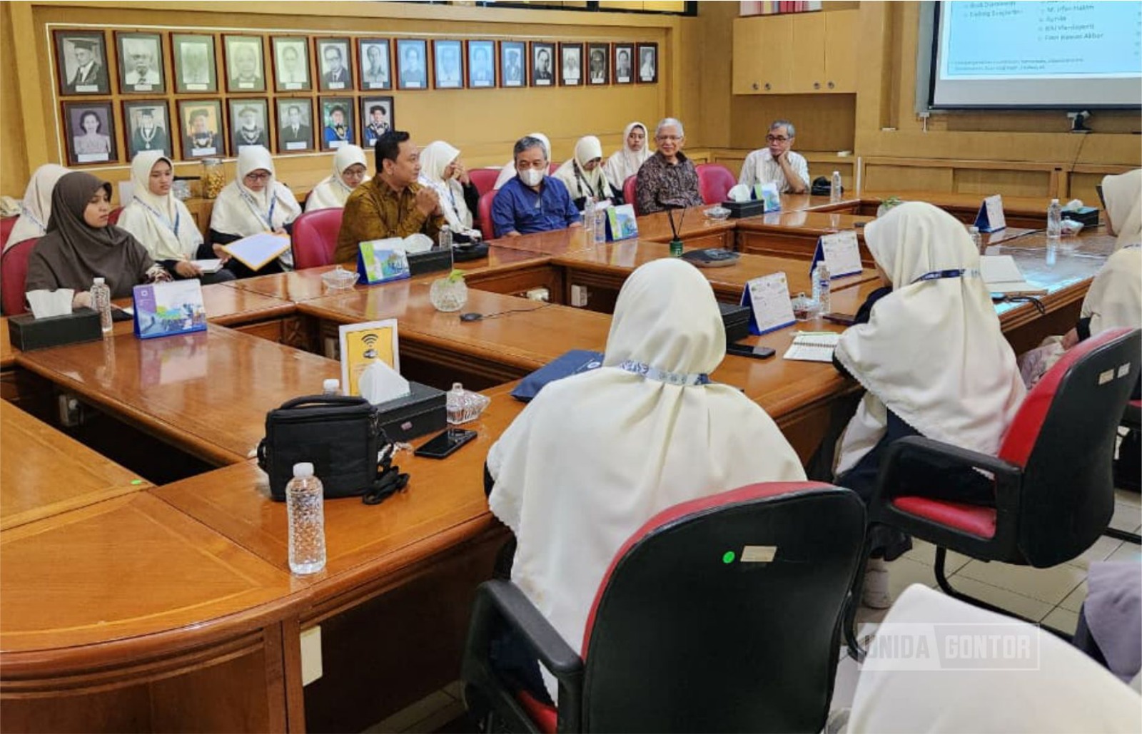 Mahasiswi Prodi Ilmu Al-Qur’an dan Tafsir UNIDA Gontor mengikuti kunjungan SPL ke Prodi Astronomi FMIPA ITB; sesi pemaparan integrasi sains dan Al-Qur’an didampingi dosen.