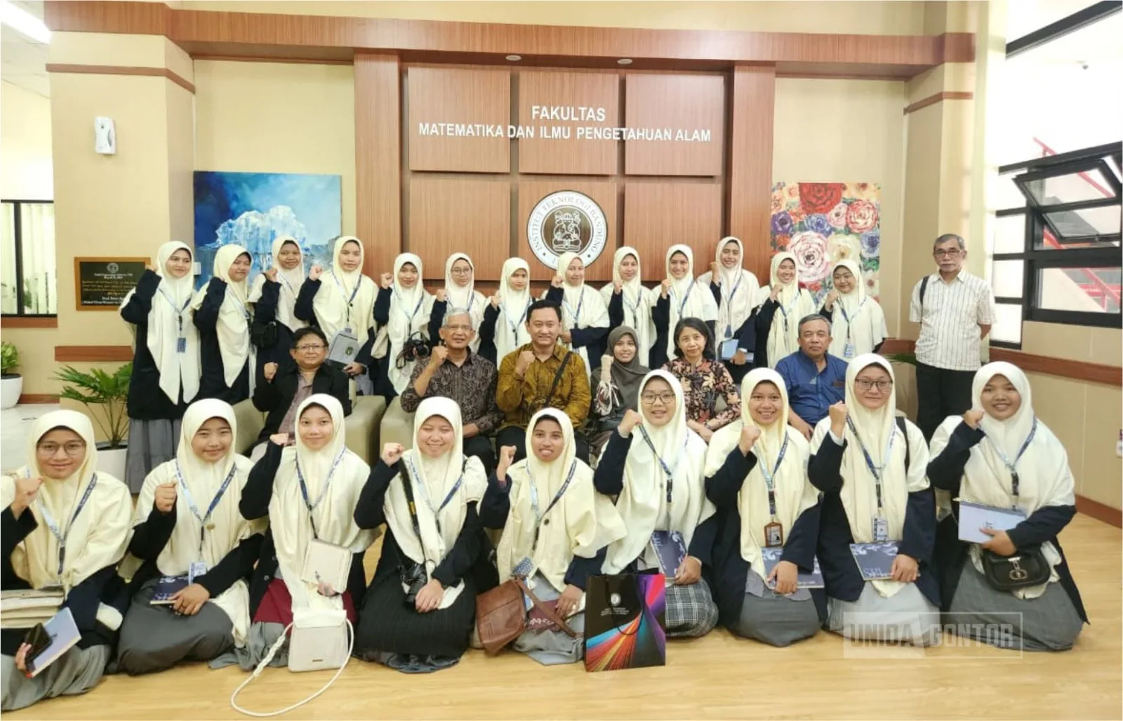 Mahasiswi Prodi Ilmu Al-Qur’an dan Tafsir UNIDA Gontor mengikuti kunjungan SPL ke Prodi Astronomi FMIPA ITB; sesi pemaparan integrasi sains dan Al-Qur’an didampingi dosen.