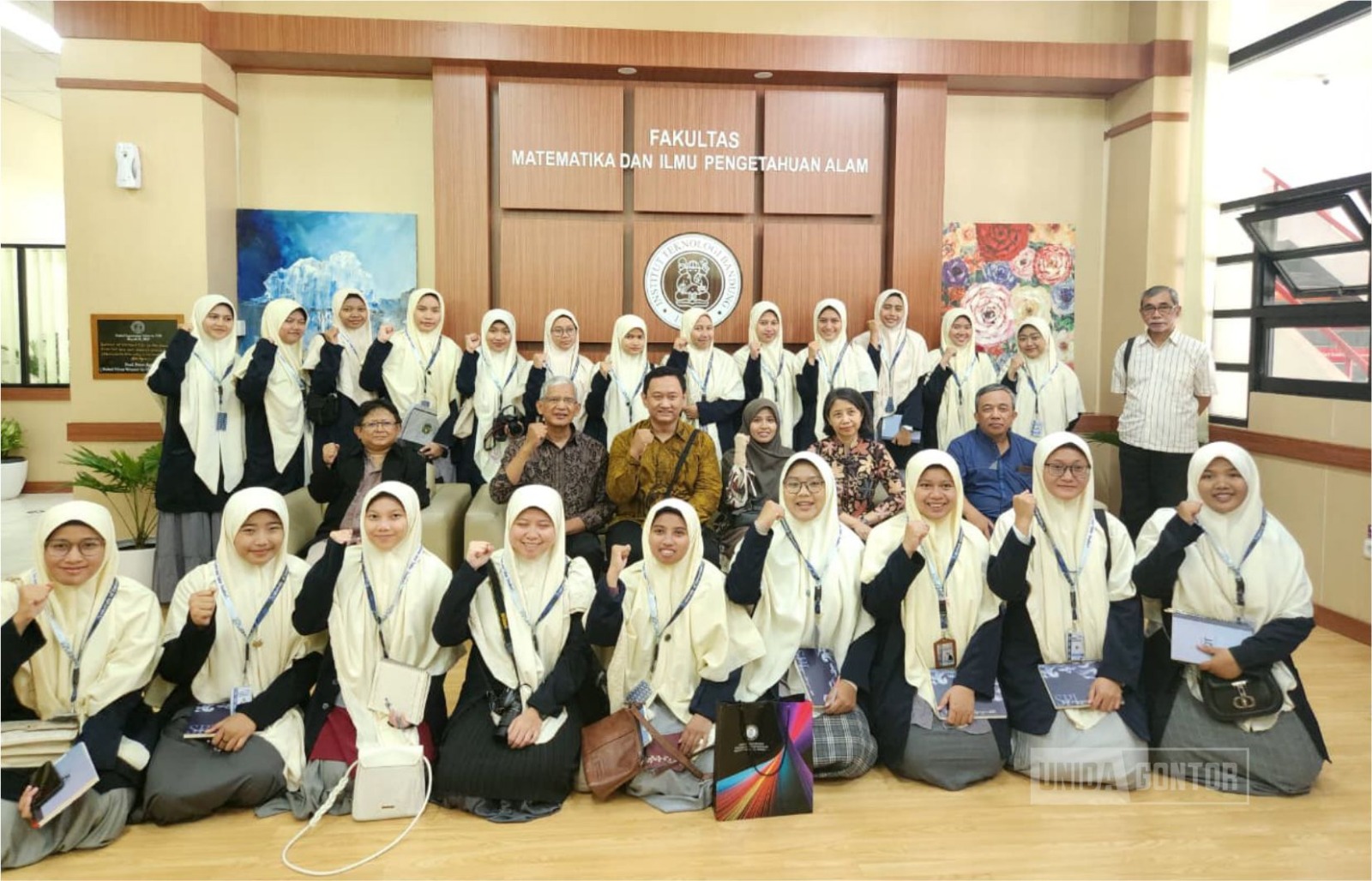 Mahasiswi Prodi Ilmu Al-Qur’an dan Tafsir UNIDA Gontor mengikuti kunjungan SPL ke Prodi Astronomi FMIPA ITB; sesi pemaparan integrasi sains dan Al-Qur’an didampingi dosen.