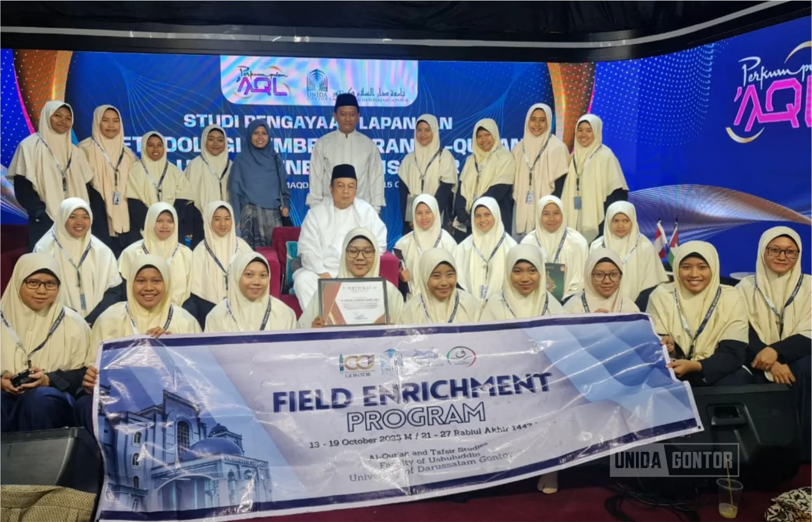 Mahasiswi Prodi IQT UNIDA Gontor mengikuti SPL di AQL Ar-Rahman Tebet bersama Ustadz Dr. Bachtiar Nasir, mengkaji metodologi tadabbur Al-Qur’an (15 Oktober 2025).