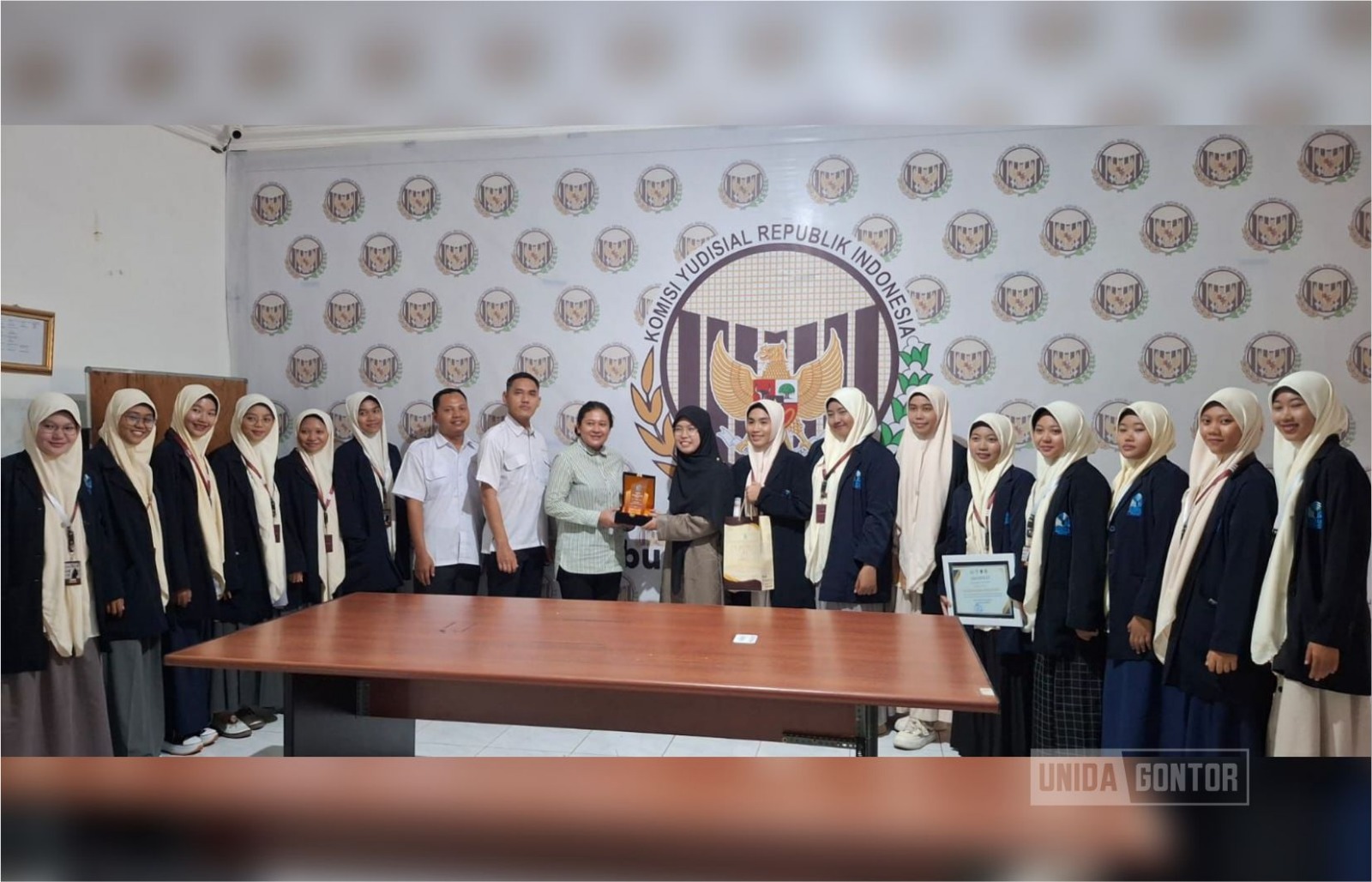 SPL mahasiswi Prodi Perbandingan Madzhab dan Hukum UNIDA Gontor di Penghubung KY dan MUI Surabaya, 21 Oktober 2025; pemaparan etika hakim, prosedur pengaduan, dan ekosistem halal.