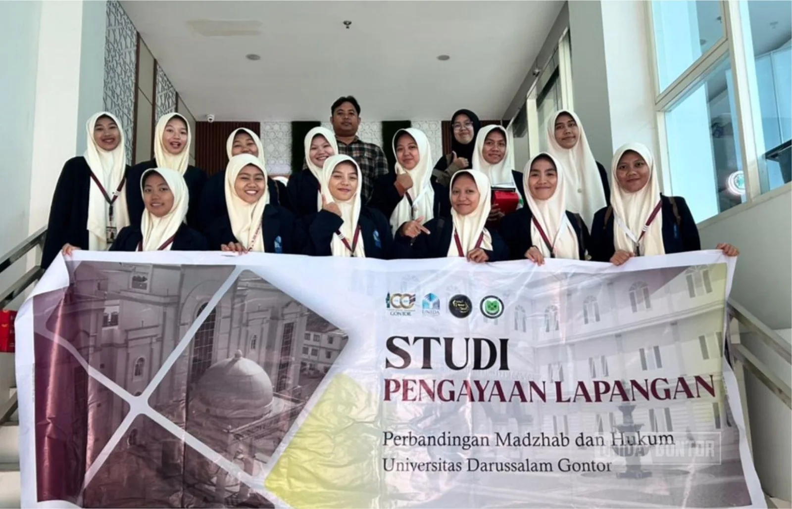 SPL mahasiswi Prodi Perbandingan Madzhab dan Hukum UNIDA Gontor di Penghubung KY dan MUI Surabaya, 21 Oktober 2025; pemaparan etika hakim, prosedur pengaduan, dan ekosistem halal.