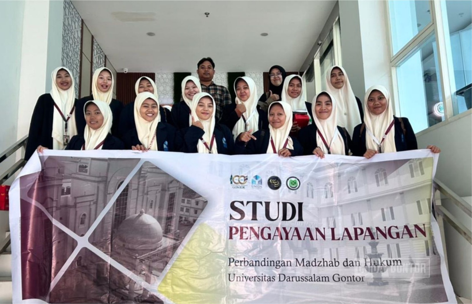 SPL mahasiswi Prodi Perbandingan Madzhab dan Hukum UNIDA Gontor di Penghubung KY dan MUI Surabaya, 21 Oktober 2025; pemaparan etika hakim, prosedur pengaduan, dan ekosistem halal.