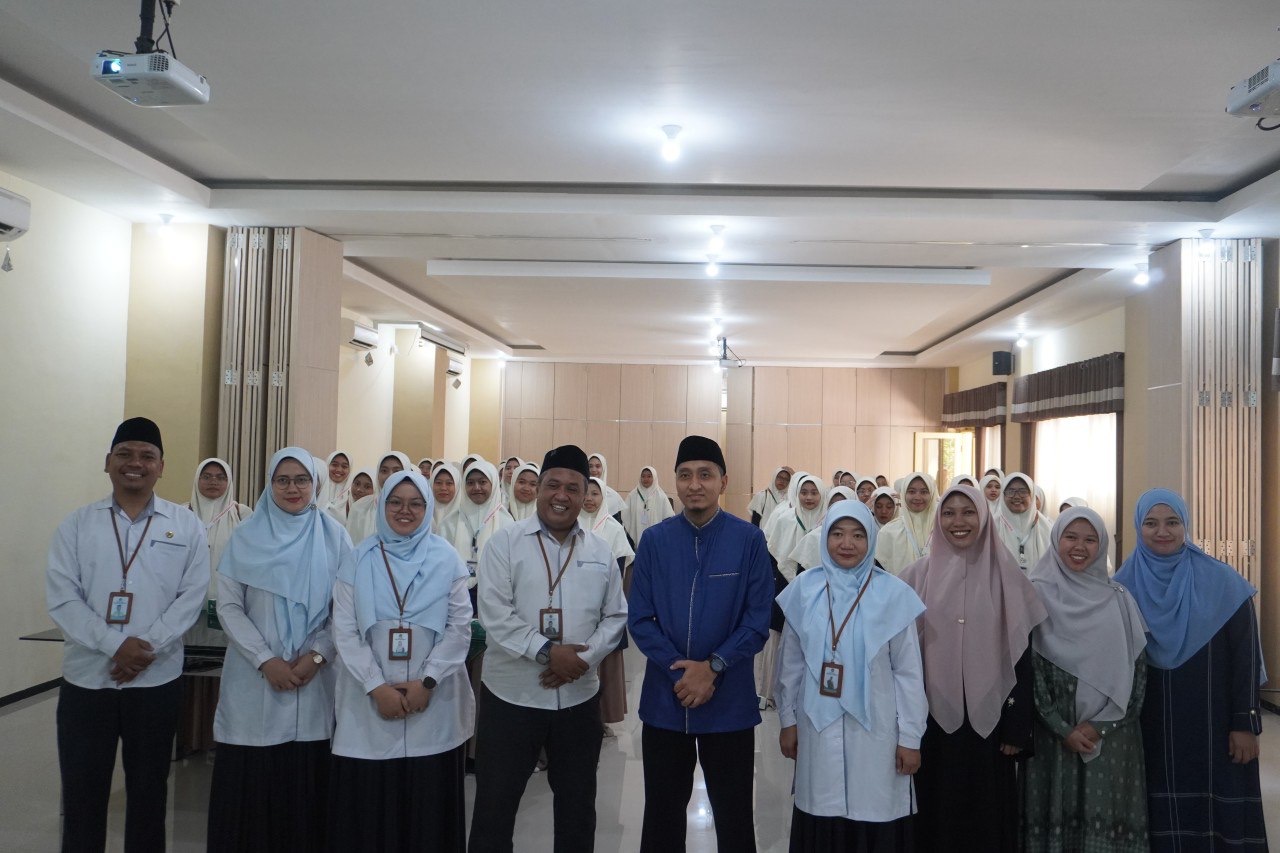 “Mahasiswi PAI UNIDA Gontor mengikuti presentasi di LPI Sabilillah Malang tentang manajemen pendidikan Islam terpadu di boarding school; narasumber memaparkan kurikulum, bahasa asing, dan pembinaan karakter.”