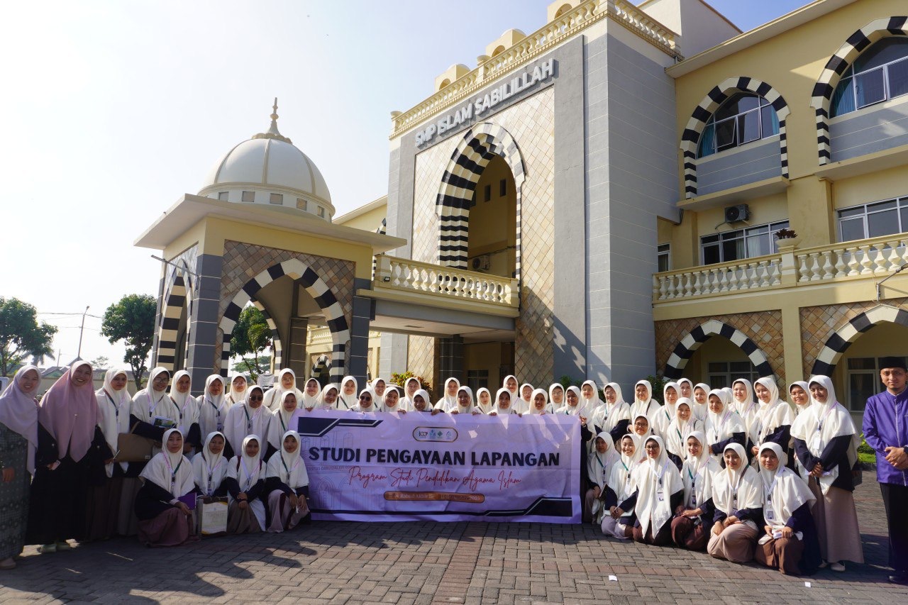“Mahasiswi PAI UNIDA Gontor mengikuti presentasi di LPI Sabilillah Malang tentang manajemen pendidikan Islam terpadu di boarding school; narasumber memaparkan kurikulum, bahasa asing, dan pembinaan karakter.”