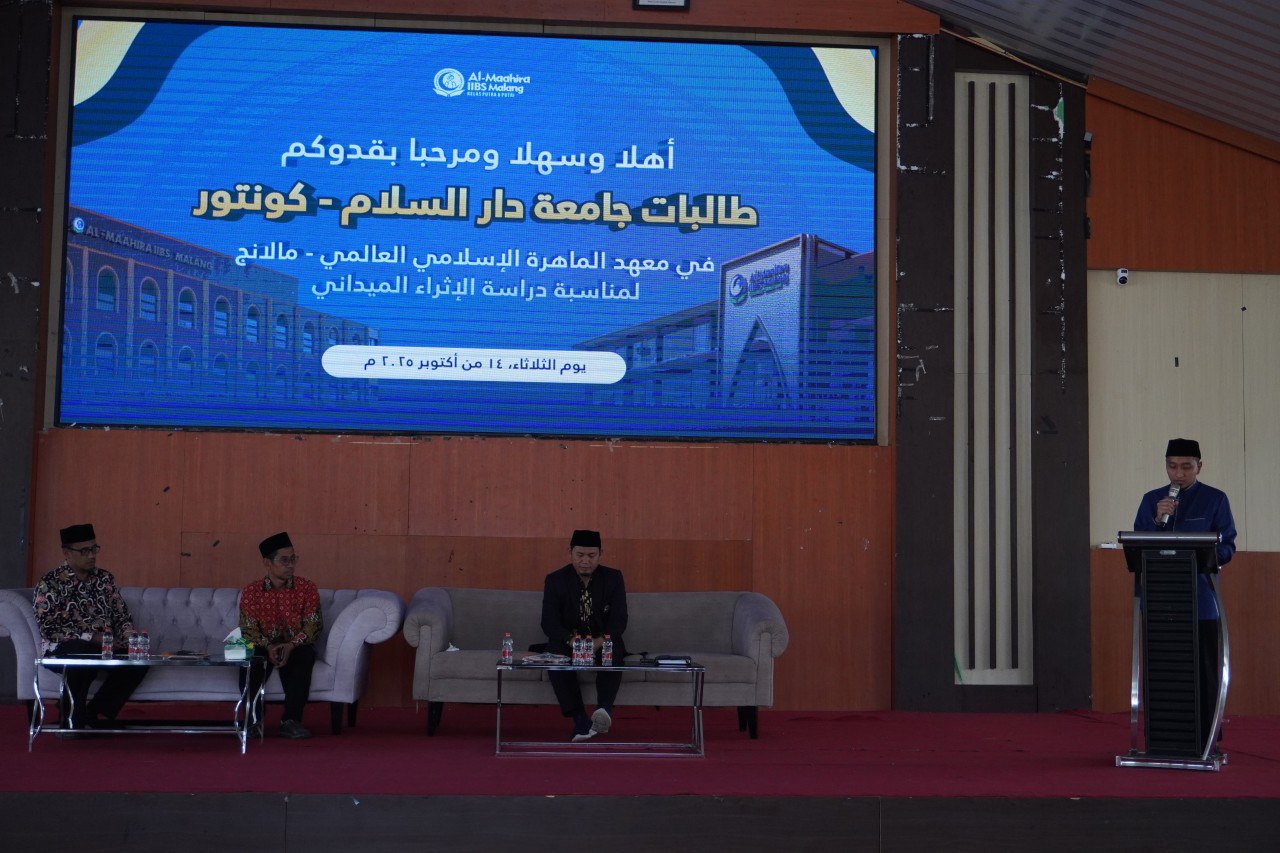 “SPL PAI UNIDA Gontor di Al-Maahira IIBS Malang; mahasiswi menyimak materi edupreneurship dan integrasi pendidikan Islam.”