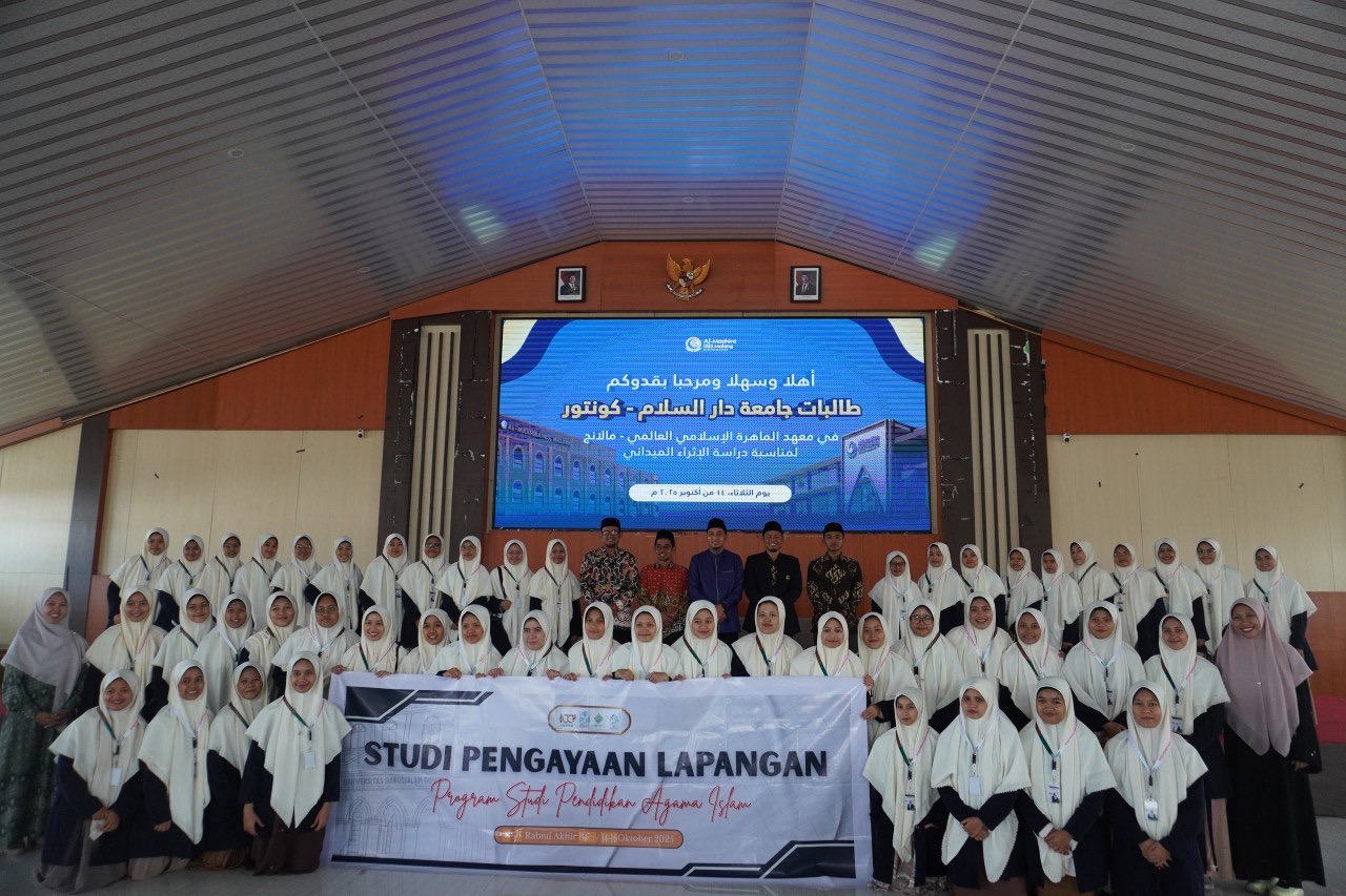 “SPL PAI UNIDA Gontor di Al-Maahira IIBS Malang; mahasiswi menyimak materi edupreneurship dan integrasi pendidikan Islam.”