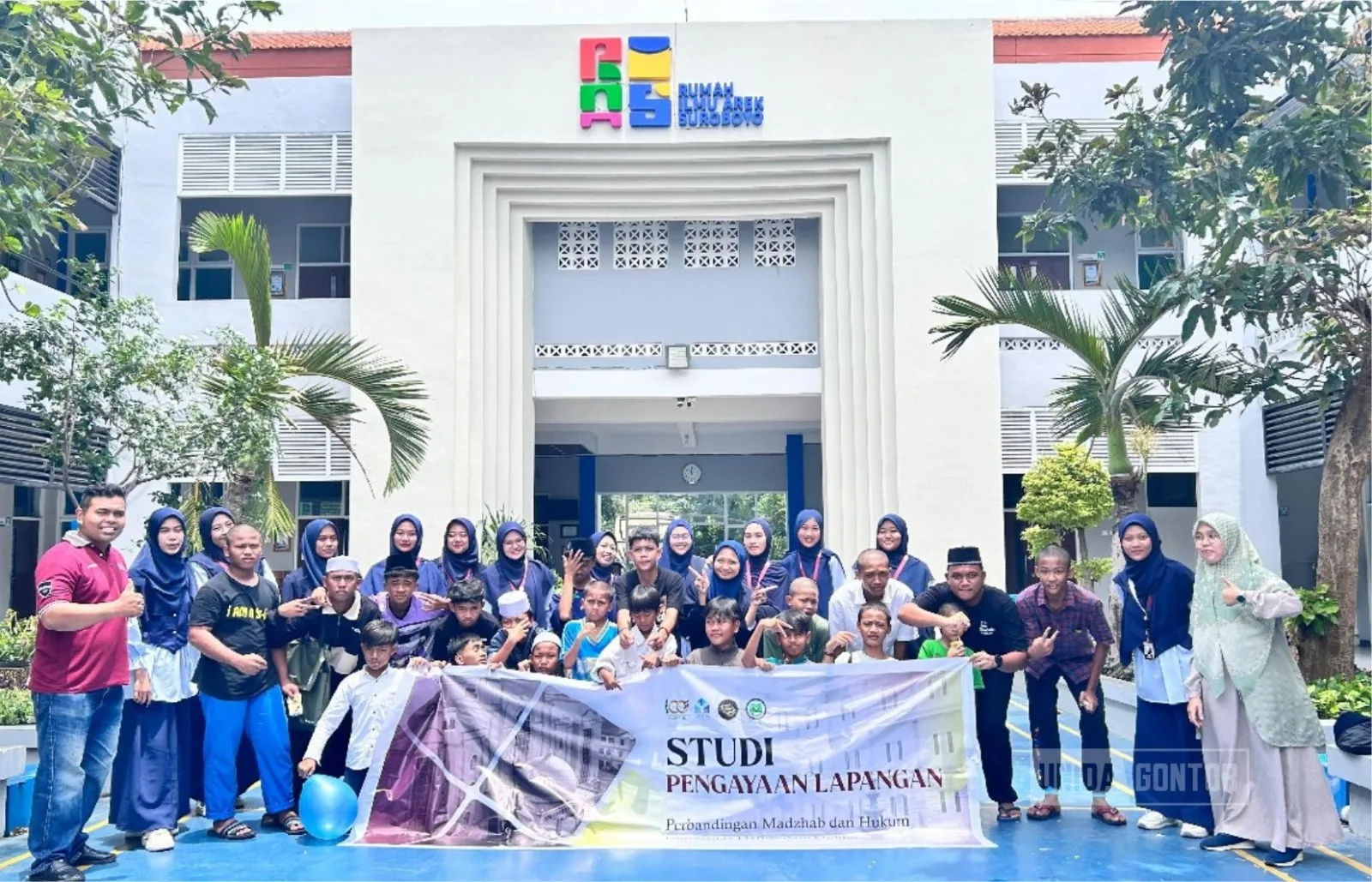 Mahasiswi PMH Fakultas Syariah UNIDA Gontor melaksanakan SPL dan bakti sosial di Rumah Ilmu Arek Surabaya (RIAS), berinteraksi edukatif dengan anak binaan.