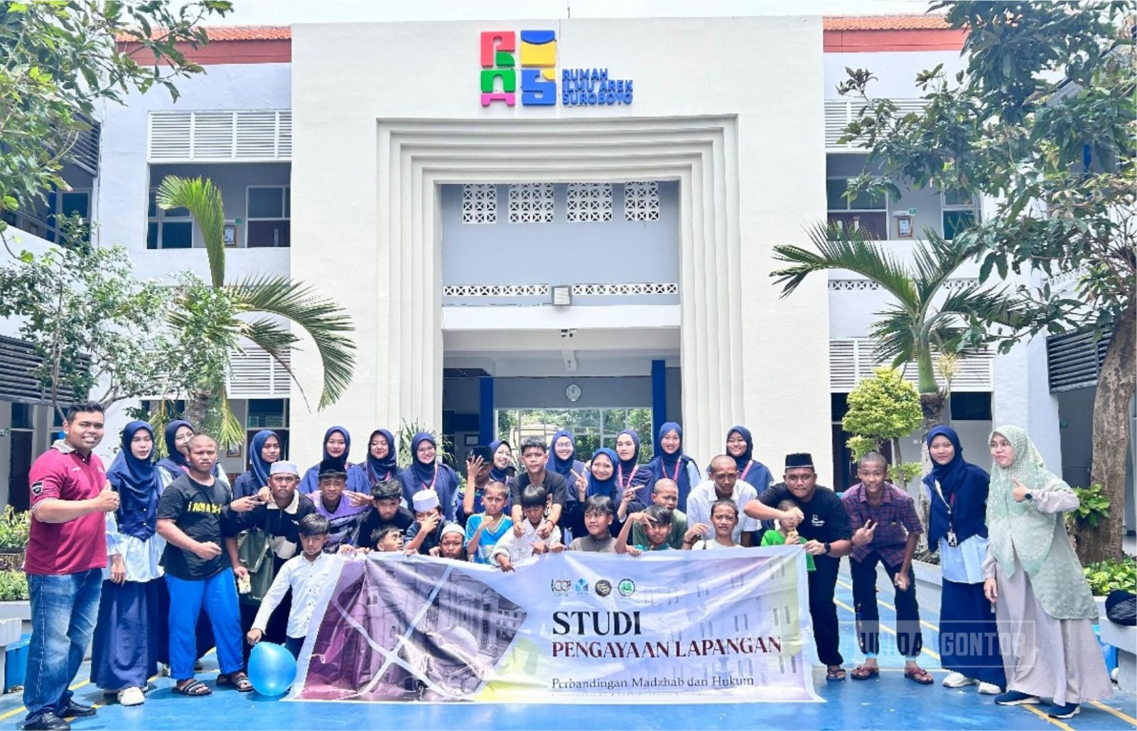 Mahasiswi PMH Fakultas Syariah UNIDA Gontor melaksanakan SPL dan bakti sosial di Rumah Ilmu Arek Surabaya (RIAS), berinteraksi edukatif dengan anak binaan.