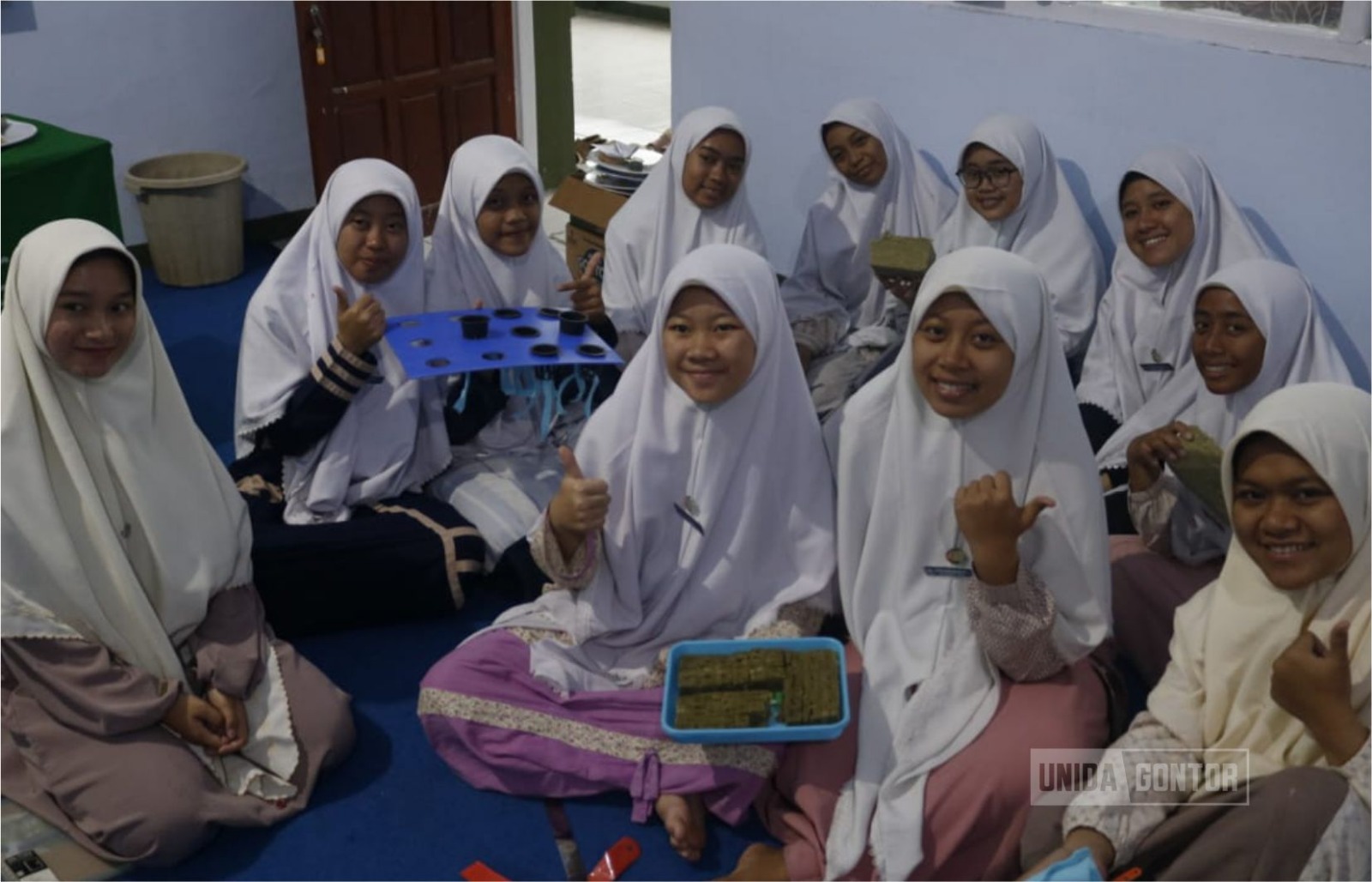 Santri Exact Club GP3 Ngawi mempraktikkan fotosintesis Hydrilla, titrasi kimia, penggunaan mikroskop, perakitan hidroponik, pembuatan herbarium, dan ecoprint bersama Tim Pengabdian Prodi Agroteknologi UNIDA Gontor.