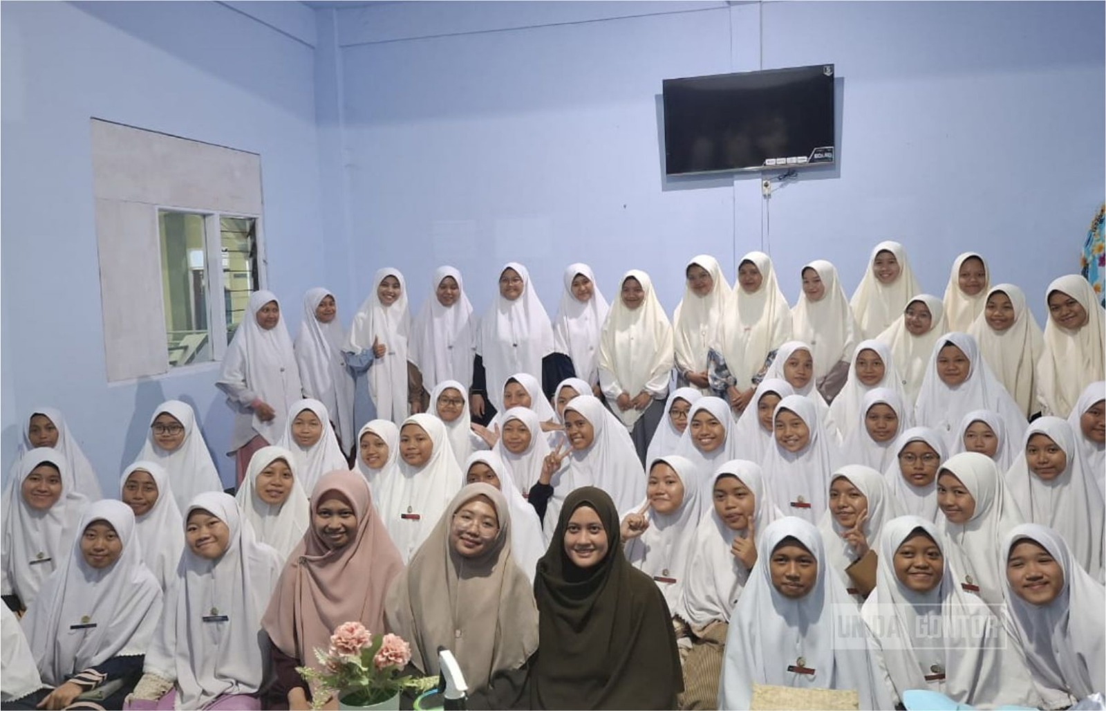 Santri Exact Club GP3 Ngawi mempraktikkan fotosintesis Hydrilla, titrasi kimia, penggunaan mikroskop, perakitan hidroponik, pembuatan herbarium, dan ecoprint bersama Tim Pengabdian Prodi Agroteknologi UNIDA Gontor.