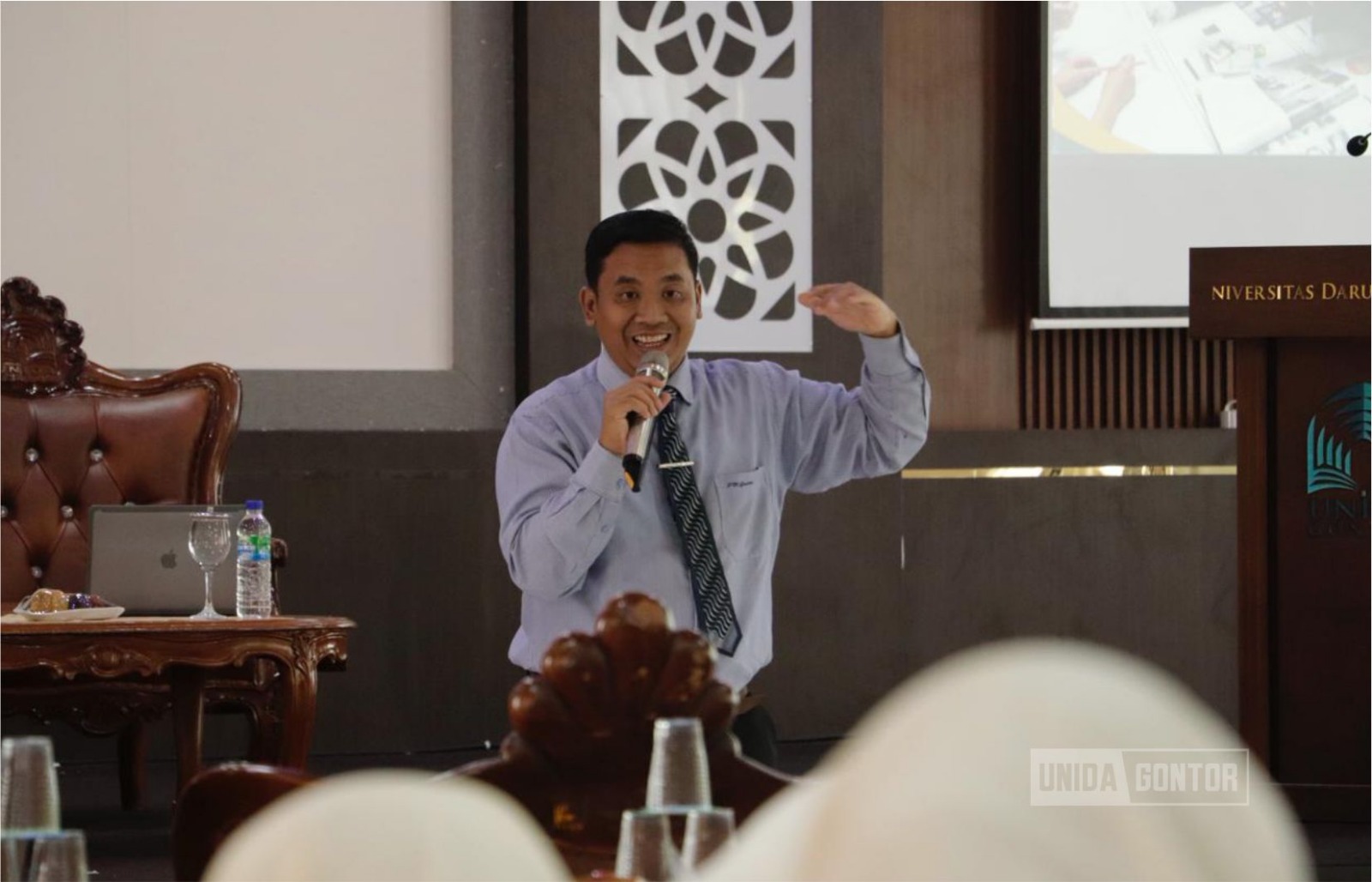 Mahasiswi UNIDA Gontor mengikuti Seminar Creative Content Development bertema “Manajemen Konten” di Aula Istanbul bersama Ustadz Nusa Dewa Harsoyo, M.A.