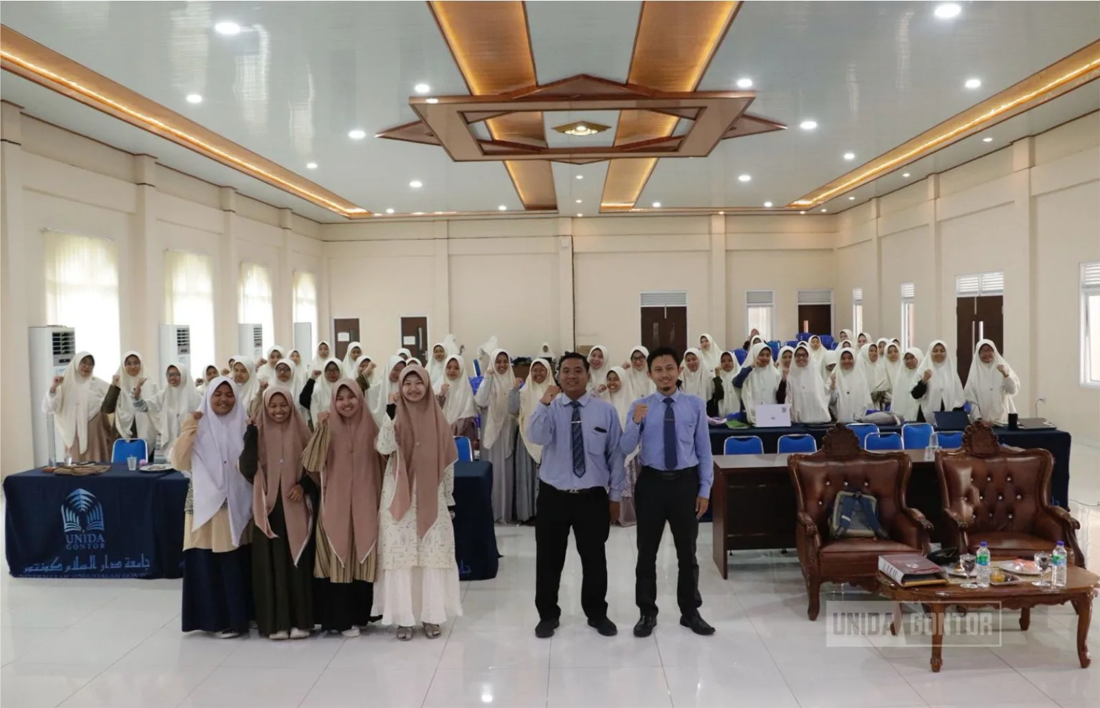Mahasiswi UNIDA Gontor mengikuti Seminar Creative Content Development bertema “Manajemen Konten” di Aula Istanbul bersama Ustadz Nusa Dewa Harsoyo, M.A.