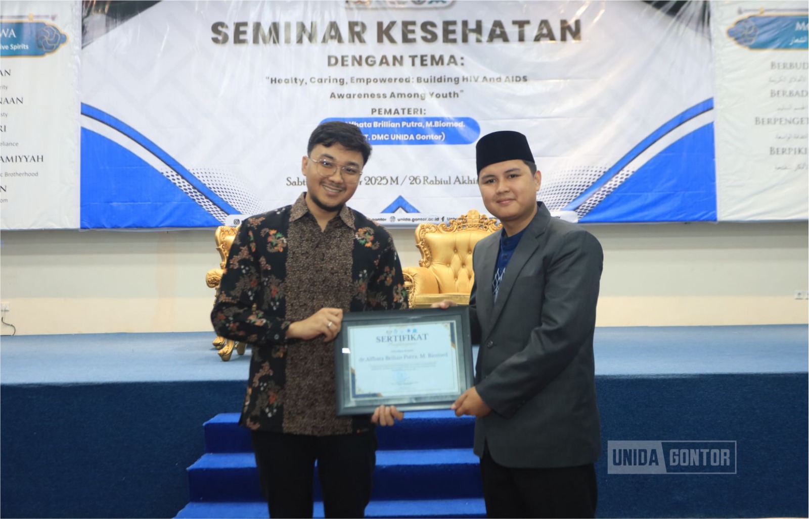 “Suasana Seminar Kesehatan UNIDA Gontor bertema ‘Healthy, Caring, Empowered’ di Gedung Terpadu; dr. Alfhata memaparkan materi, hadir WR III, mahasiswa antusias.”
