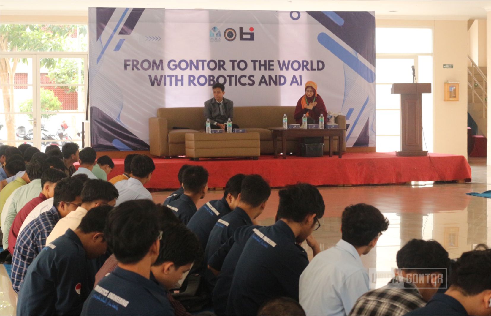 Mahasiswa UNIDA Gontor mengikuti seminar “From Gontor to the World with Robotics and AI” di Lobby Gedung Terpadu bersama narasumber membahas inovasi teknologi dan kecerdasan buatan.