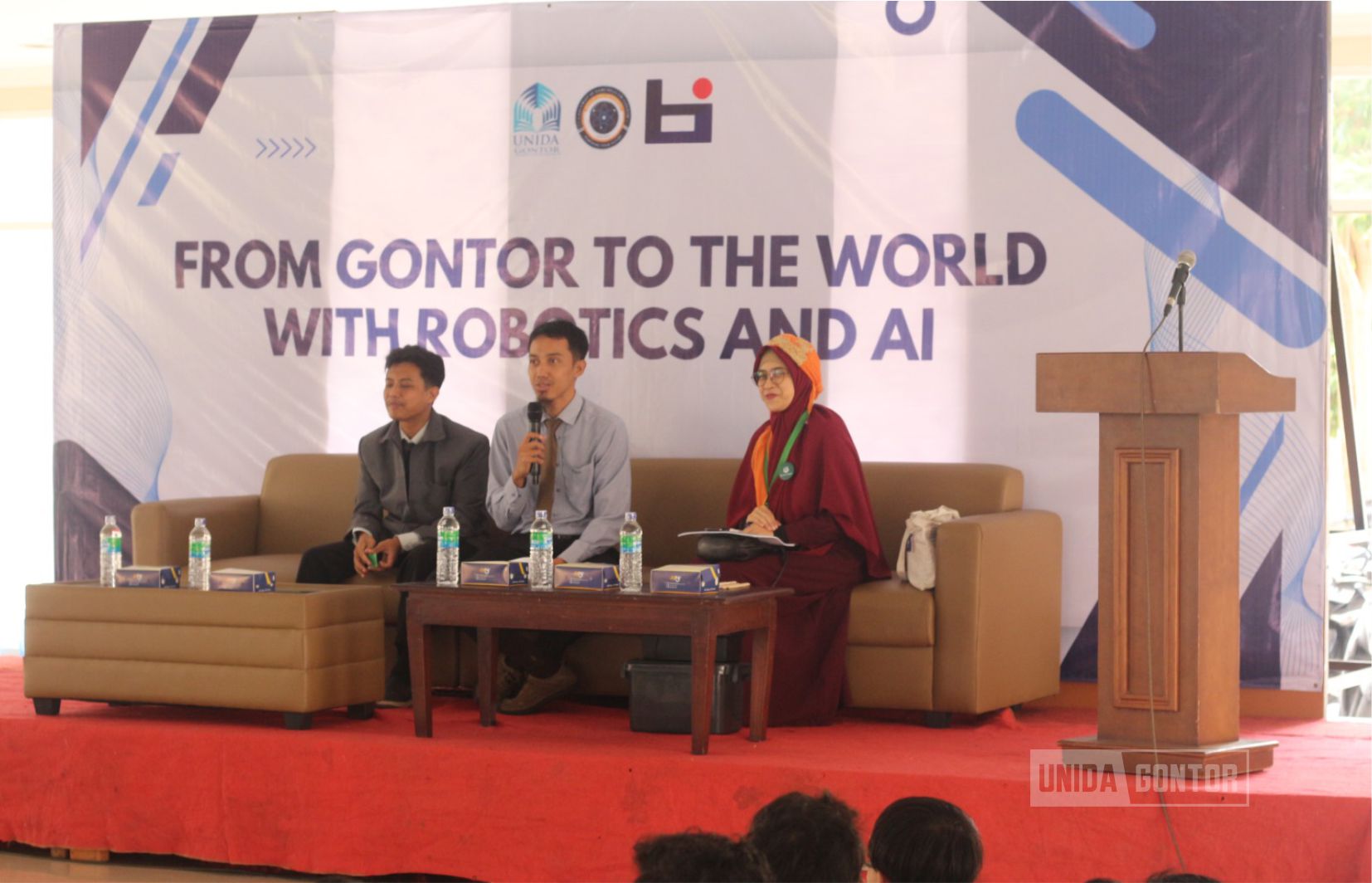 Mahasiswa UNIDA Gontor mengikuti seminar “From Gontor to the World with Robotics and AI” di Lobby Gedung Terpadu bersama narasumber membahas inovasi teknologi dan kecerdasan buatan.