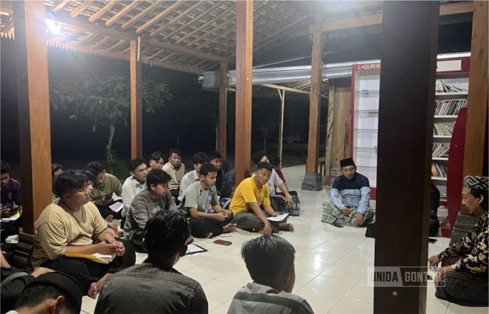 Mahasiswa PBA UNIDA Gontor mengikuti sharing session “Menghadapi AI” bersama Dr. K.H. Aguk Irawan di Yayasan Pesantren Kreatif Baitul Kilmah.