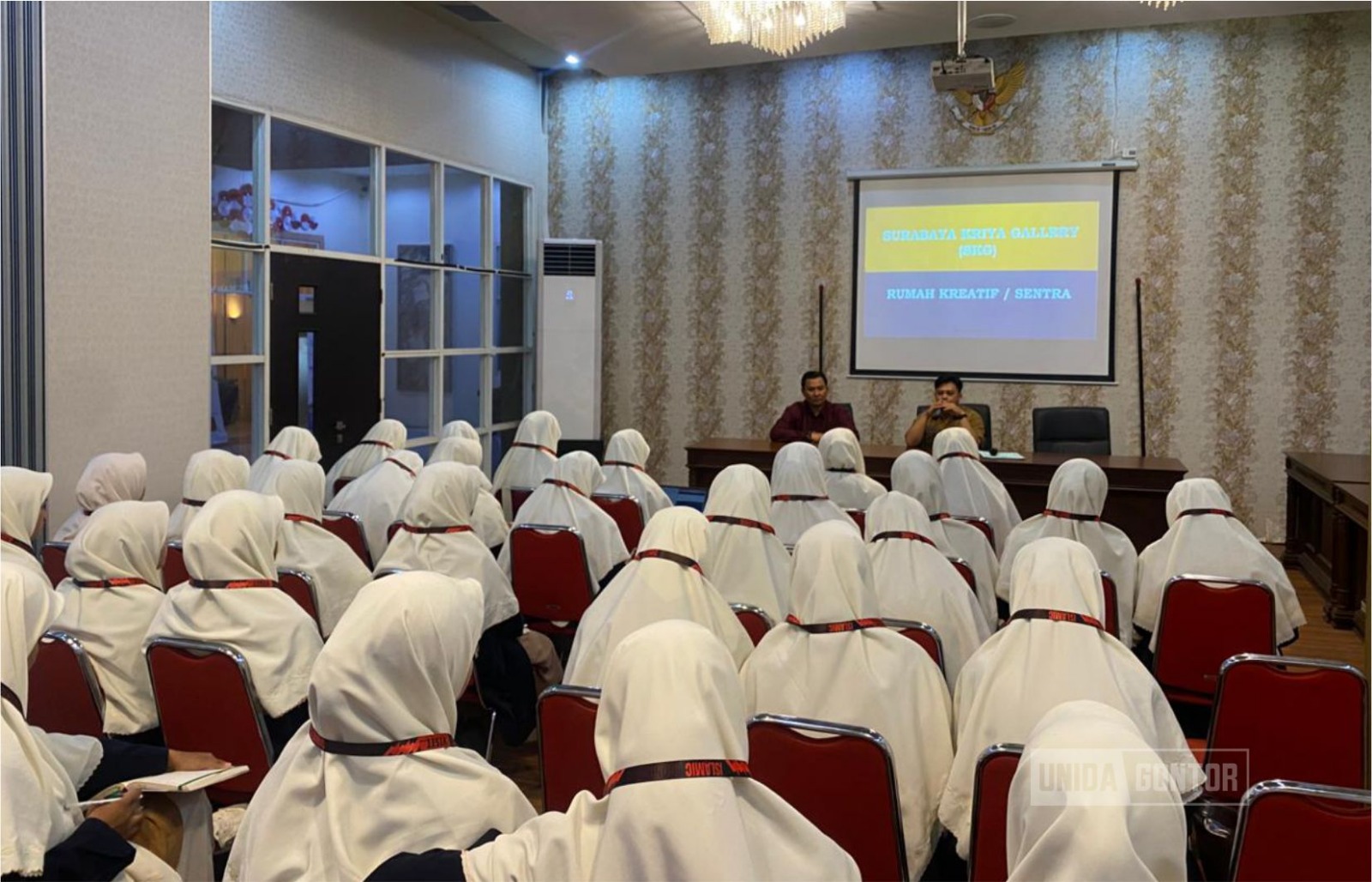 Mahasiswi Prodi Ekonomi Islam UNIDA Gontor melakukan studi akademik di Surabaya Kriya Galeri Siola untuk mempelajari praktik ekonomi kreatif berbasis nilai Islam.