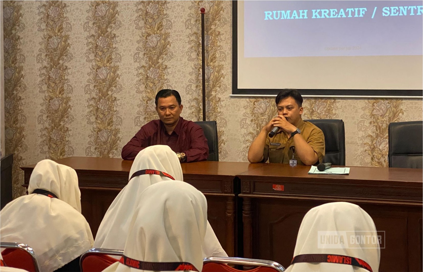 Mahasiswi Prodi Ekonomi Islam UNIDA Gontor melakukan studi akademik di Surabaya Kriya Galeri Siola untuk mempelajari praktik ekonomi kreatif berbasis nilai Islam.