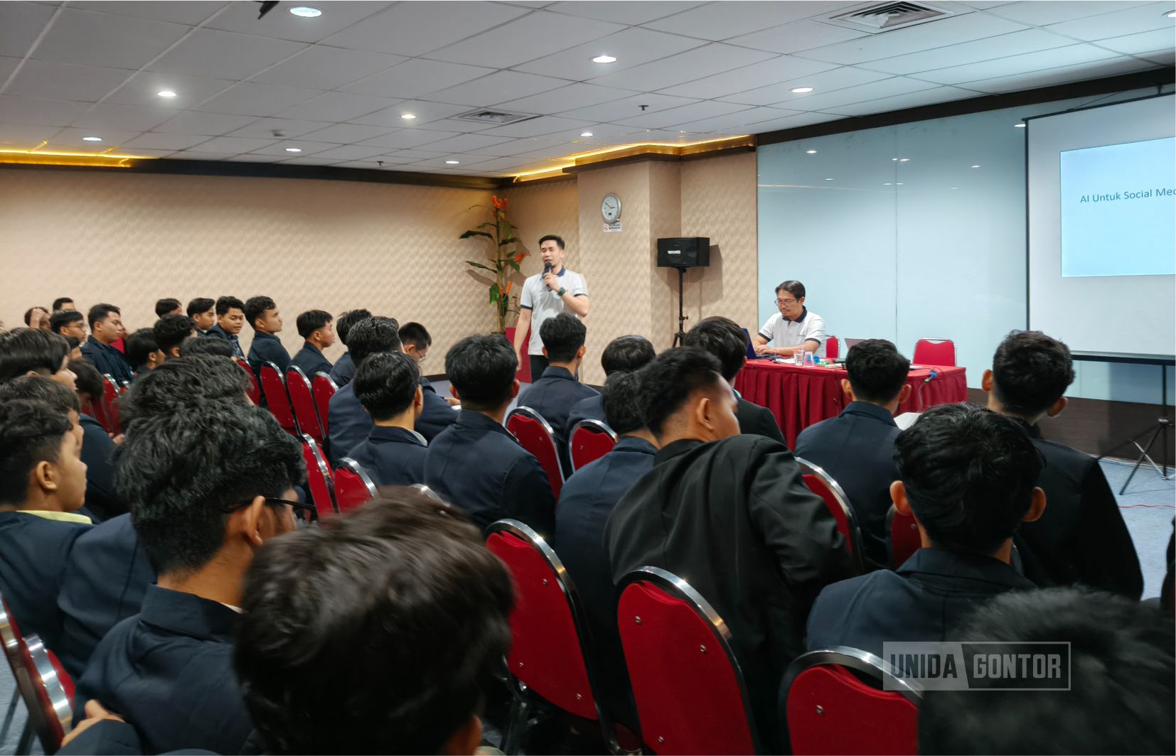 Mahasiswa Teknik Informatika UNIDA Gontor melakukan studi akademik ke OMADATA Jawa Timur yang dikelola Diskominfo Jatim untuk mempelajari pengelolaan data dan keamanan jaringan.