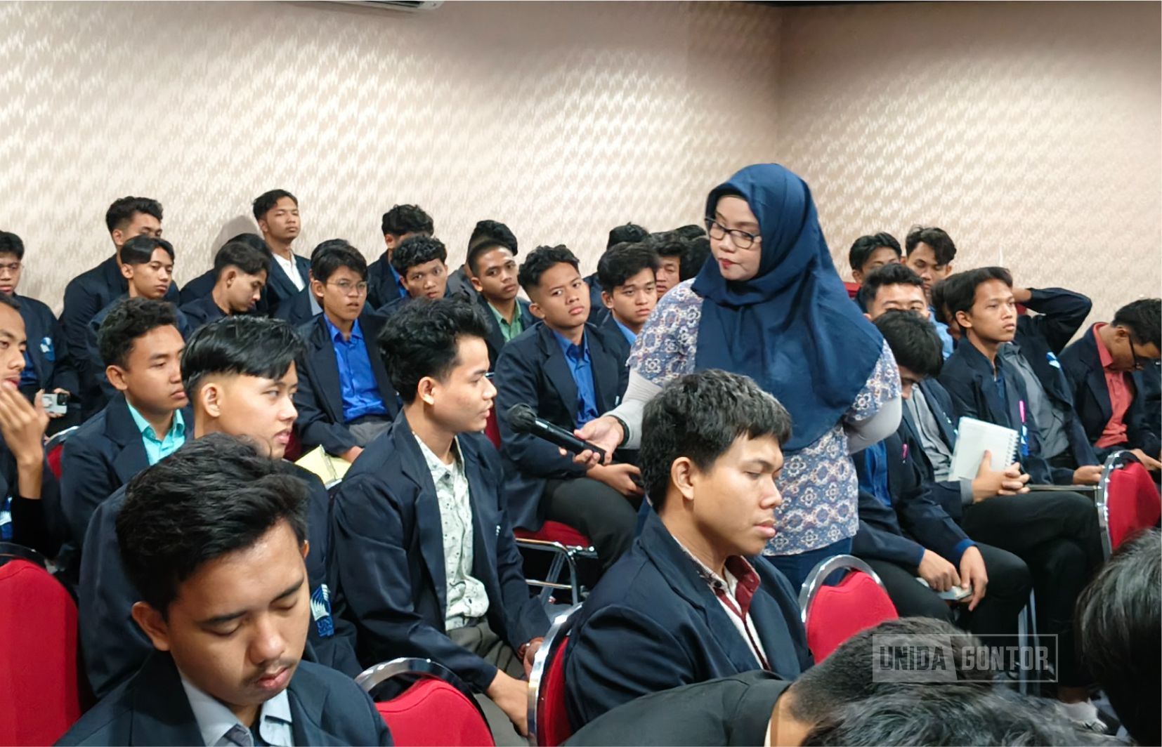 Mahasiswa Teknik Informatika UNIDA Gontor melakukan studi akademik ke OMADATA Jawa Timur yang dikelola Diskominfo Jatim untuk mempelajari pengelolaan data dan keamanan jaringan.