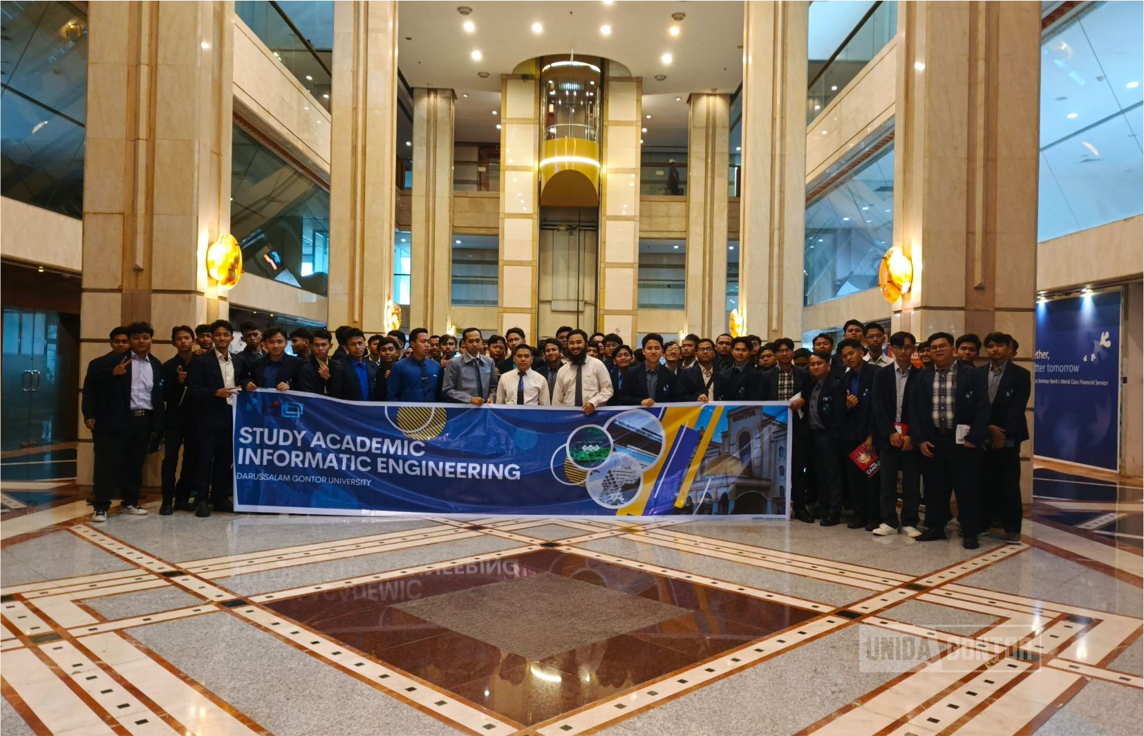 Mahasiswa Teknik Informatika UNIDA Gontor melakukan studi akademik ke OMADATA Jawa Timur yang dikelola Diskominfo Jatim untuk mempelajari pengelolaan data dan keamanan jaringan.
