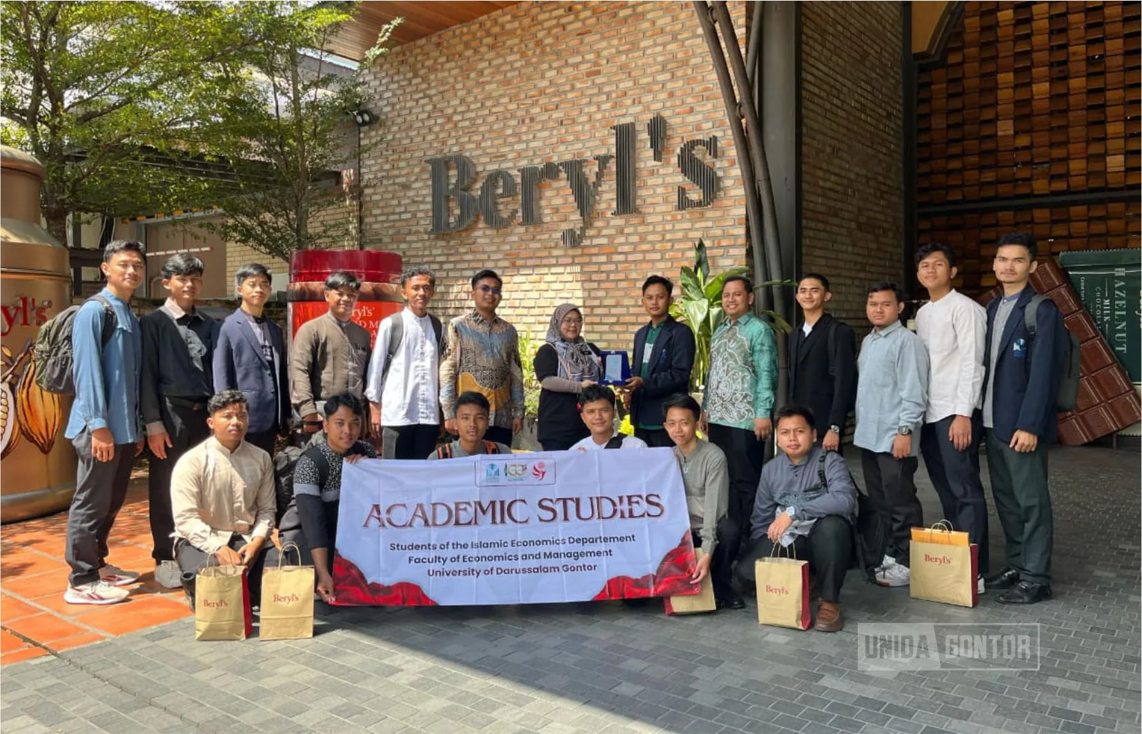 Mahasiswa Prodi Ekonomi Islam UNIDA Gontor studi akademik di Malaysia: kunjungan ke IIUM, Bank Muamalat, Ayam Gepuk Top Global, dan Beryl’s Chocolate.