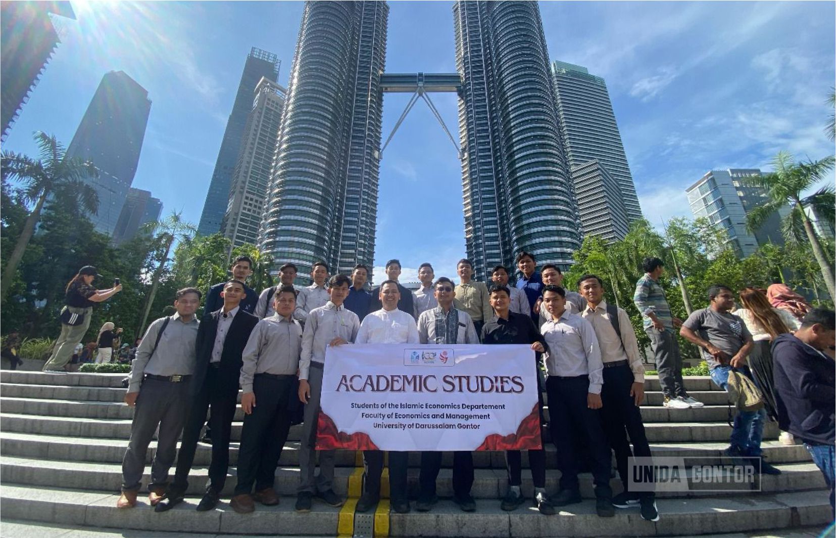 Mahasiswa Prodi Ekonomi Islam UNIDA Gontor studi akademik di Malaysia: kunjungan ke IIUM, Bank Muamalat, Ayam Gepuk Top Global, dan Beryl’s Chocolate.
