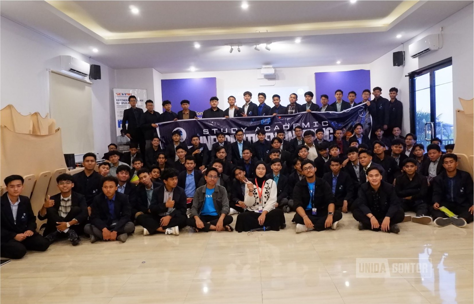 Mahasiswa Teknik Informatika UNIDA Gontor kunjungan studi ke PT Sentra Vidya Utama (SEVIMA) di Surabaya; belajar SIAKAD Cloud, EdLink, SEVIMA Platform, AI, dan keamanan data bersama tim profesional.