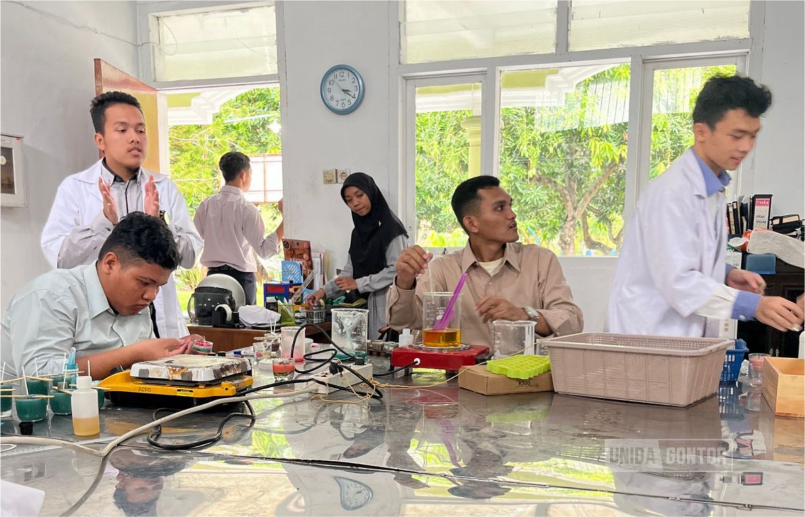 Mahasiswa TIP UNIDA Gontor praktik membuat lilin aromaterapi dari minyak jelantah bersama Ustadzah Riska Sumirat di Laboratorium Pangan, suasana diskusi dan demonstrasi alat.