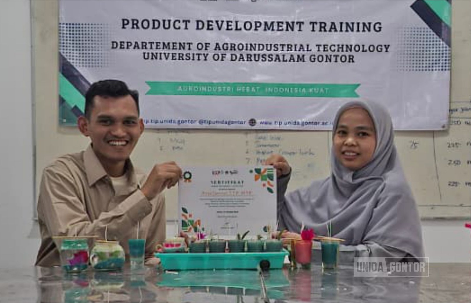 Mahasiswa TIP UNIDA Gontor praktik membuat lilin aromaterapi dari minyak jelantah bersama Ustadzah Riska Sumirat di Laboratorium Pangan, suasana diskusi dan demonstrasi alat.
