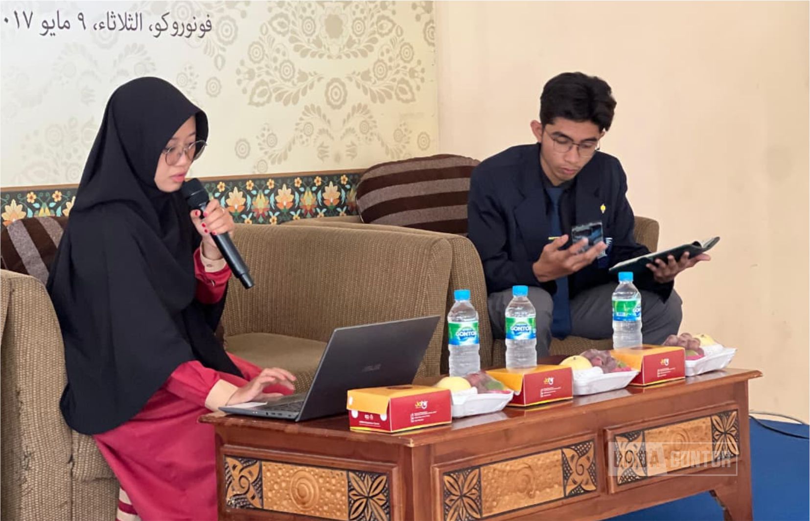 Students of the English Language Study Program participate in the Translation Seminar at Darussalam Gontor University with expert speaker Al-Ustadzah Zeny Luthvia, M.Li.