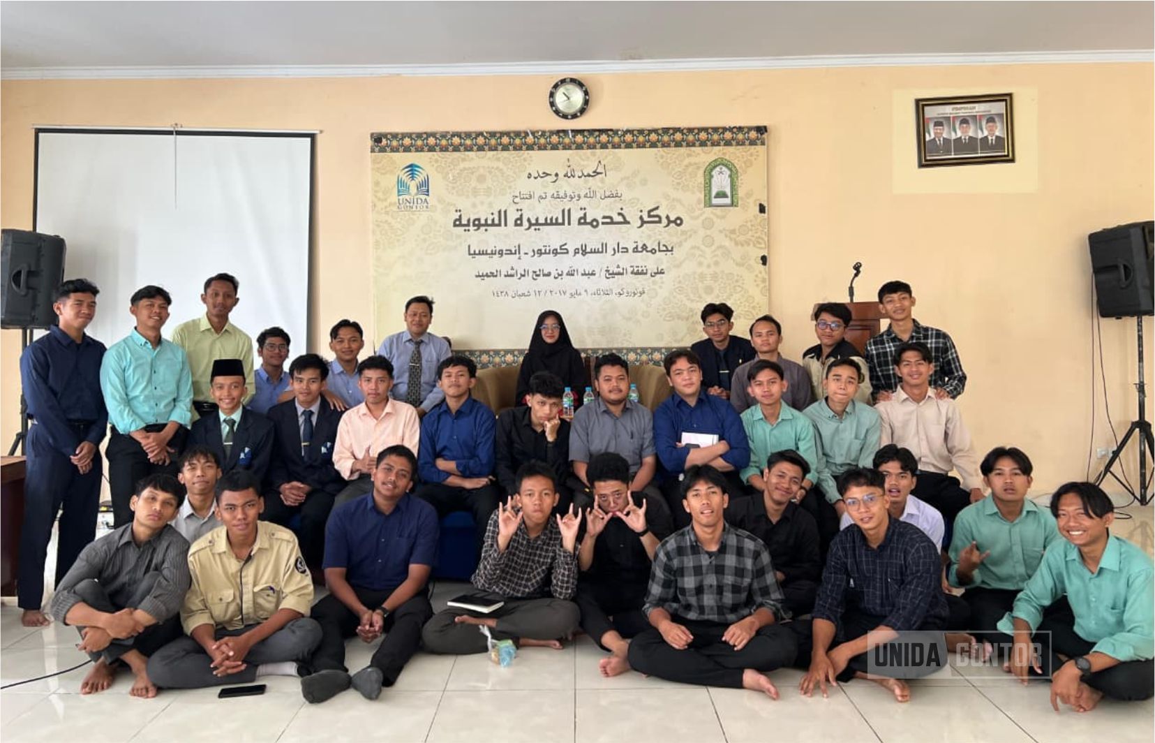 Students of the English Language Study Program participate in the Translation Seminar at Darussalam Gontor University with expert speaker Al-Ustadzah Zeny Luthvia, M.Li.