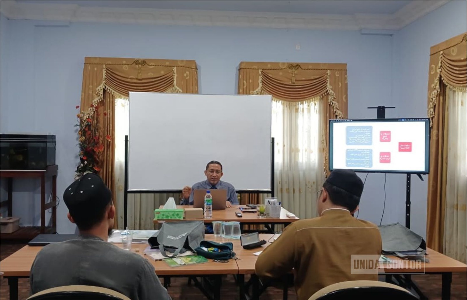 “Pembukaan program Arabic Language Teaching & Training DQ MAIK Malaysia di UNIDA Gontor; dua peserta menerima arahan dari Wakil Rektor III Assoc. Prof. Dr. Khoirul Umam di PUSDIKLAT.”