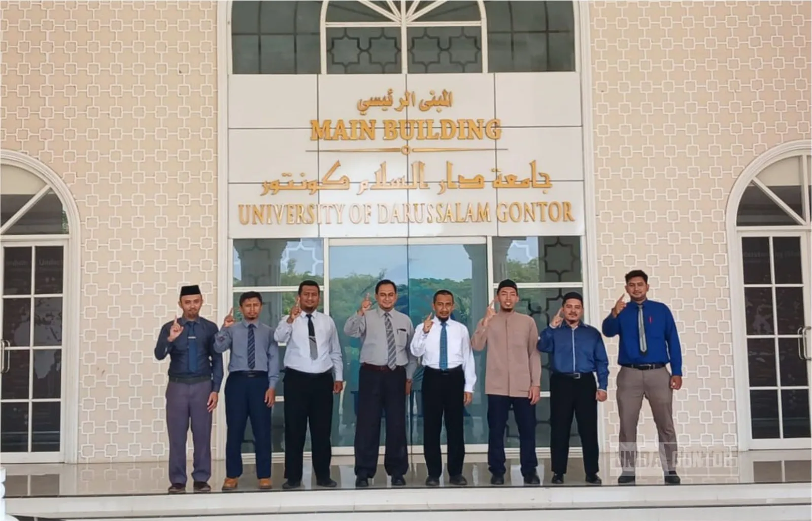 “Pembukaan program Arabic Language Teaching & Training DQ MAIK Malaysia di UNIDA Gontor; dua peserta menerima arahan dari Wakil Rektor III Assoc. Prof. Dr. Khoirul Umam di PUSDIKLAT.”