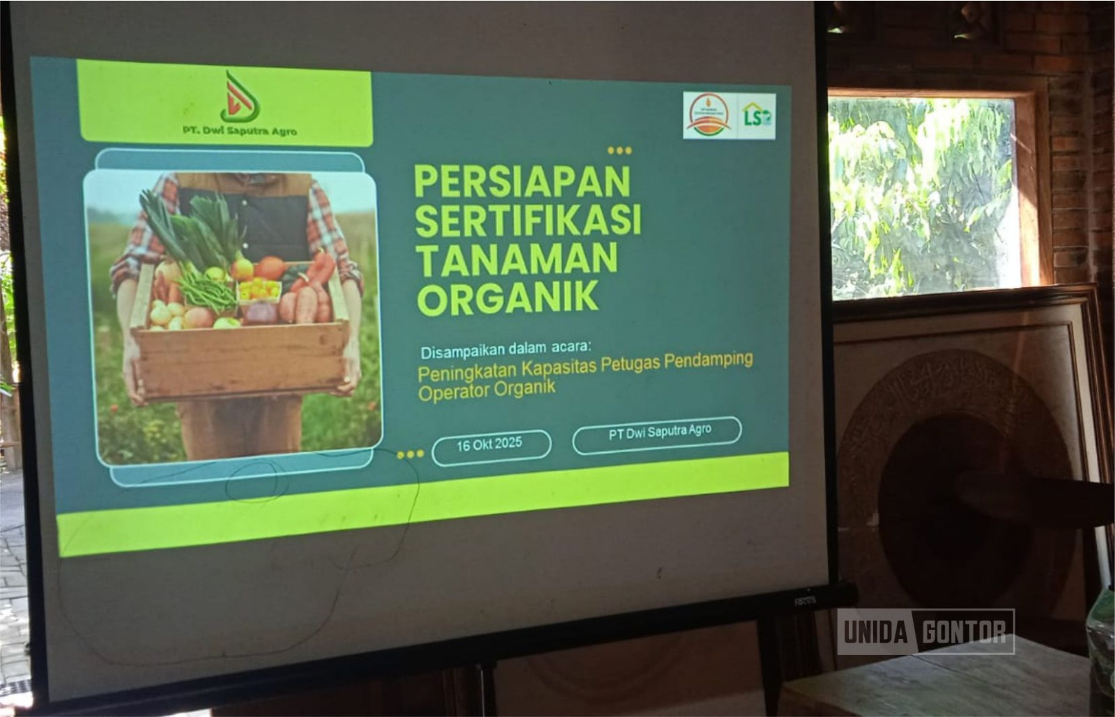Dosen Agroteknologi UNIDA Gontor, Use Etica, memaparkan persiapan sertifikasi tanaman organik kepada petani mitra dan tim ICS PT. Dwi Saputra Agro di Jetis, Ponorogo.